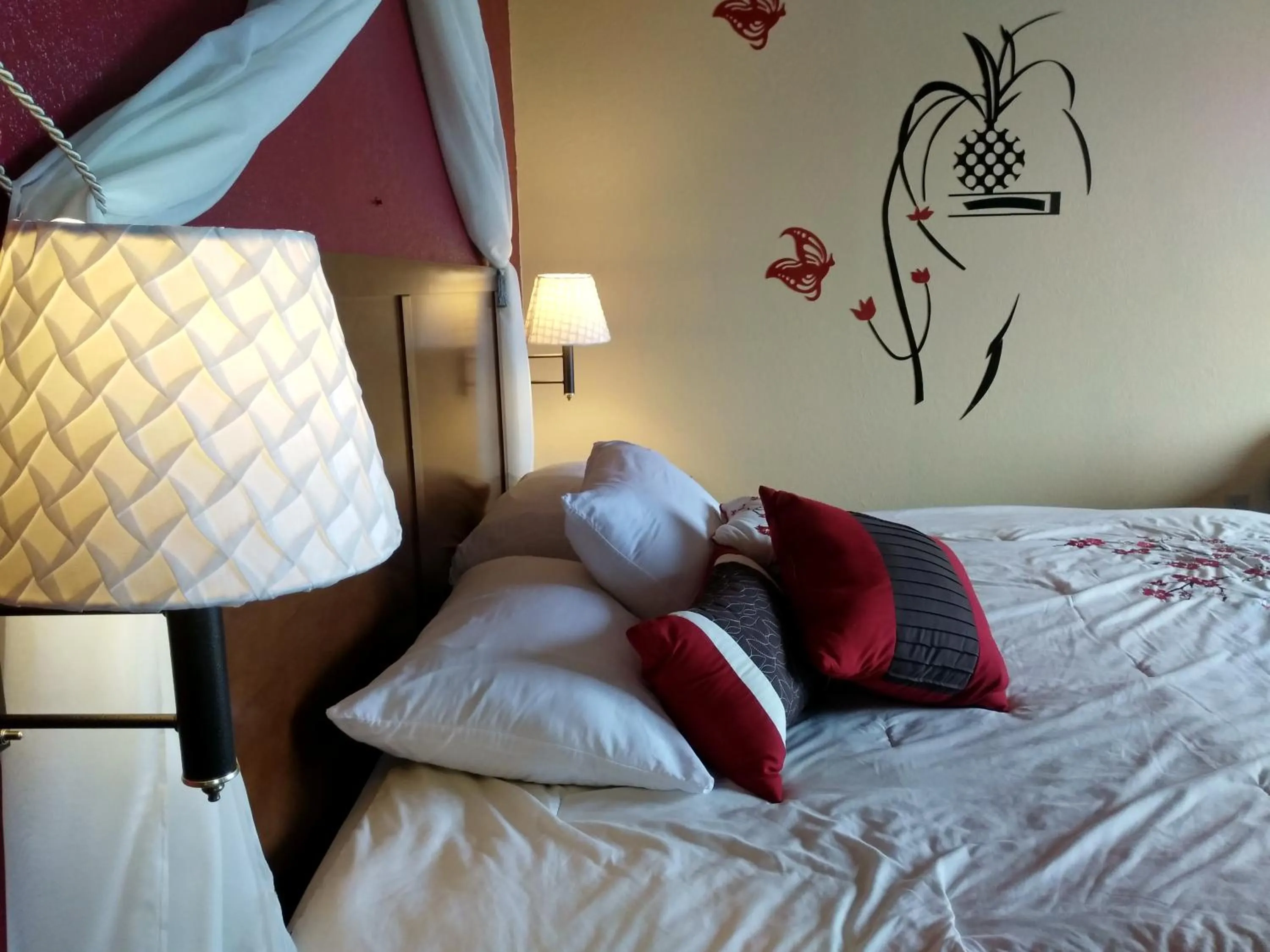 Bed in Madelia Hotel & Suites