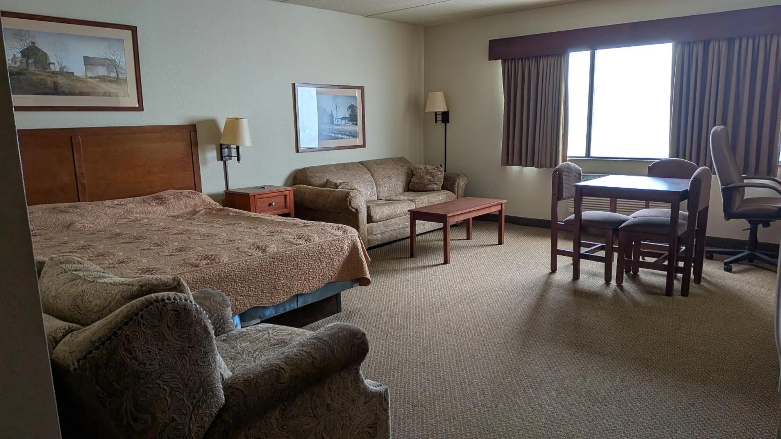 Kitchen or kitchenette, Bed in Madelia Hotel & Suites