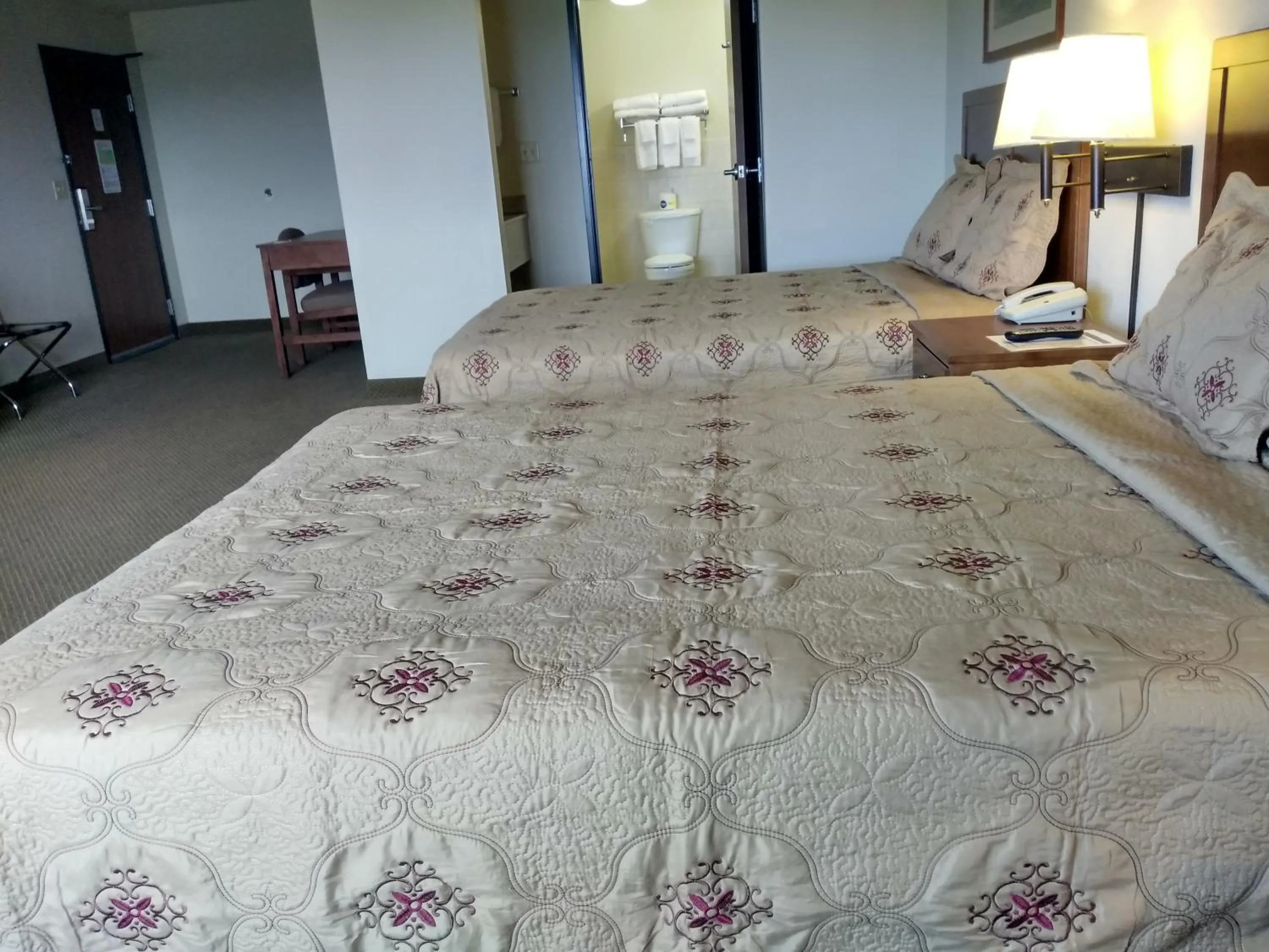 Bed in Madelia Hotel & Suites