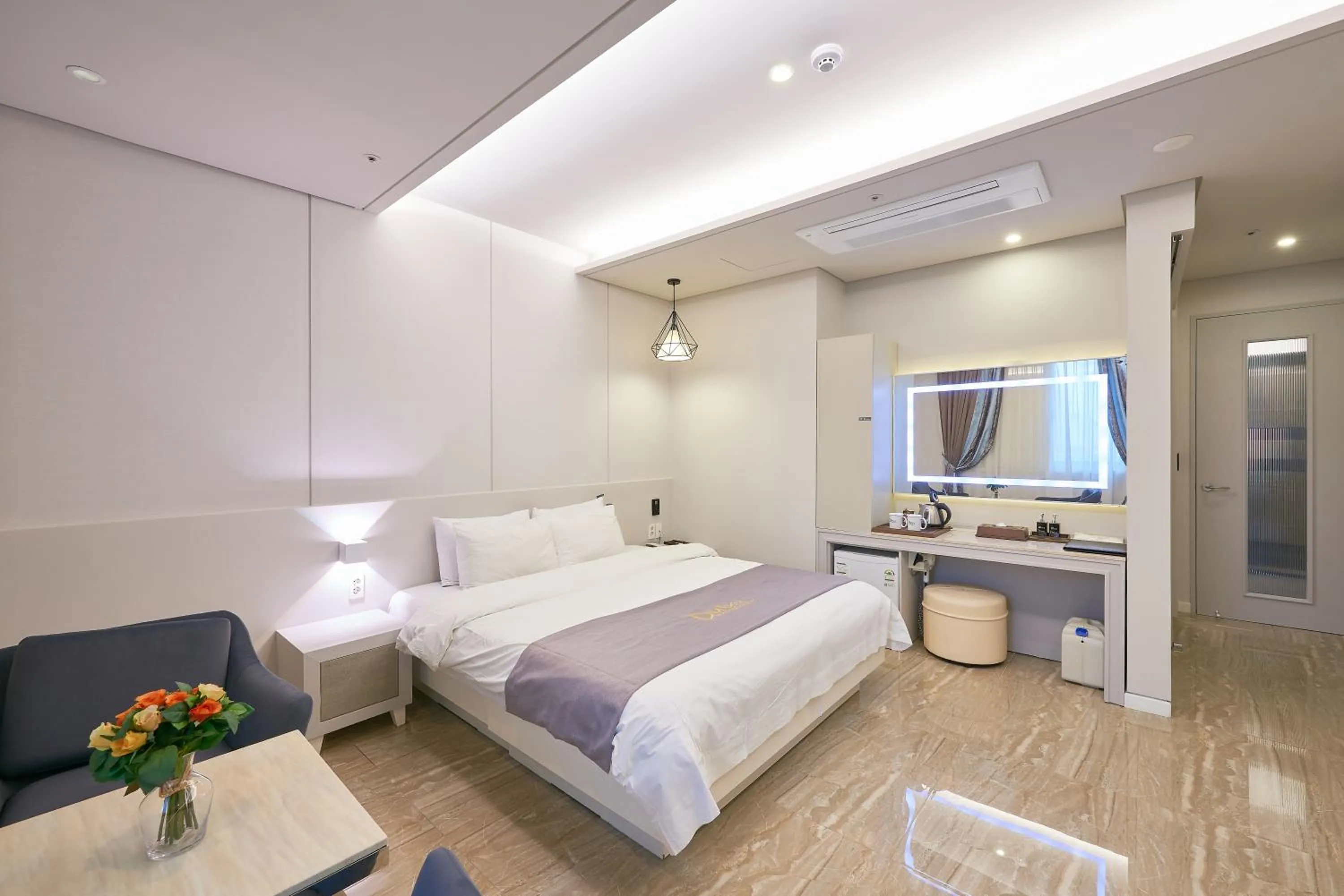 Bedroom, Bed in Dubai Hotel