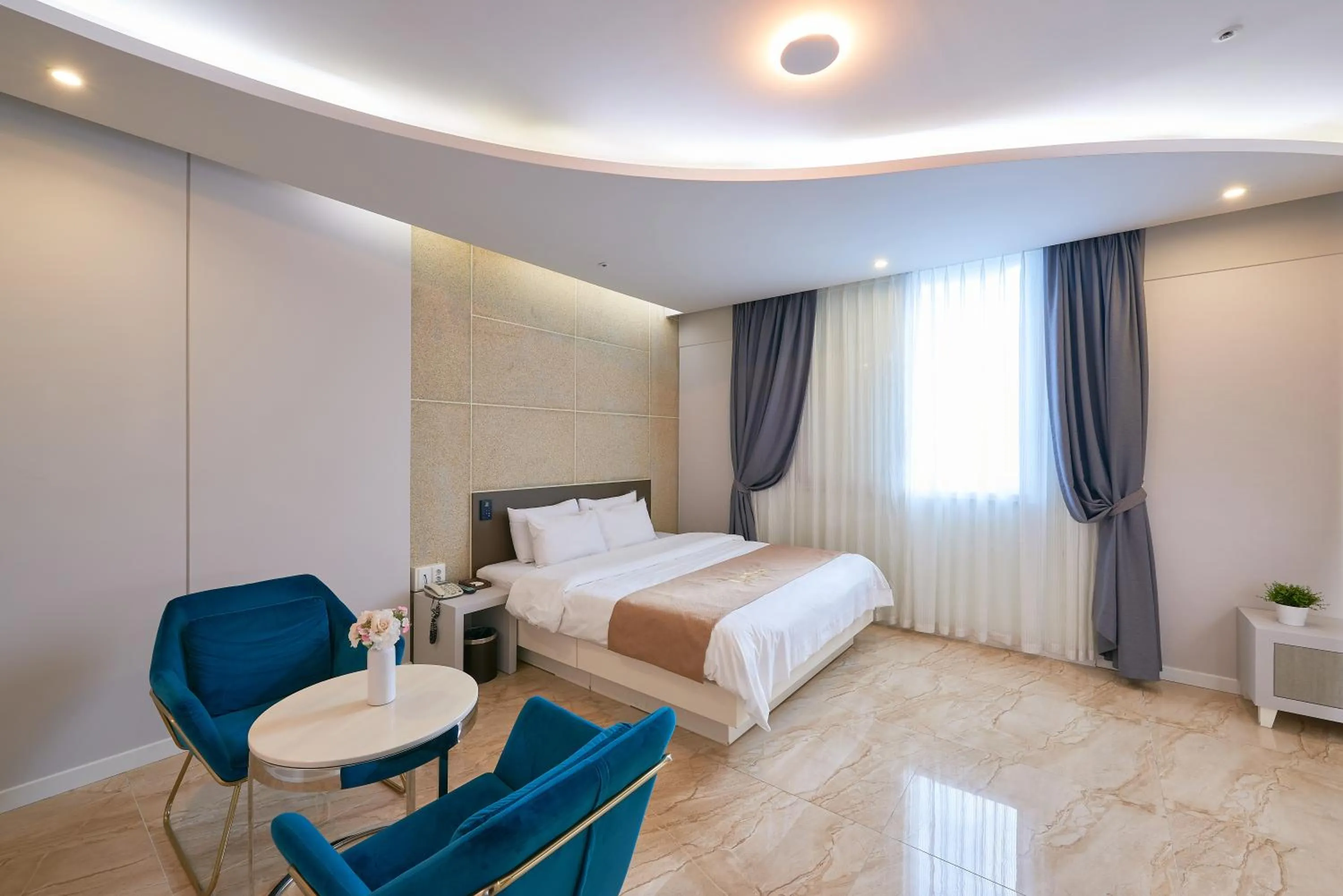 Bedroom, Bed in Dubai Hotel