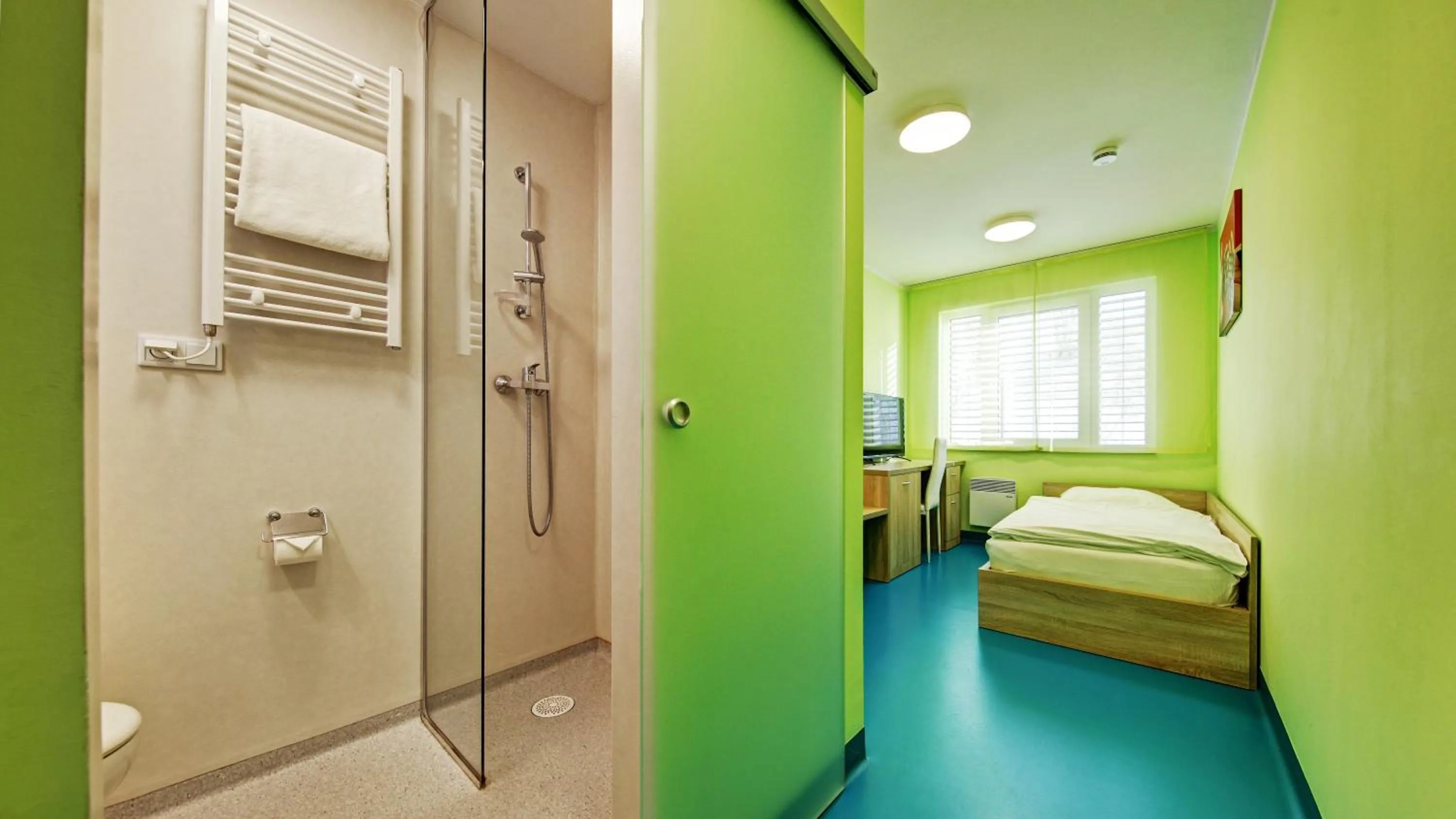 Shower, Bed in 24Seven Hotel Nürnberg