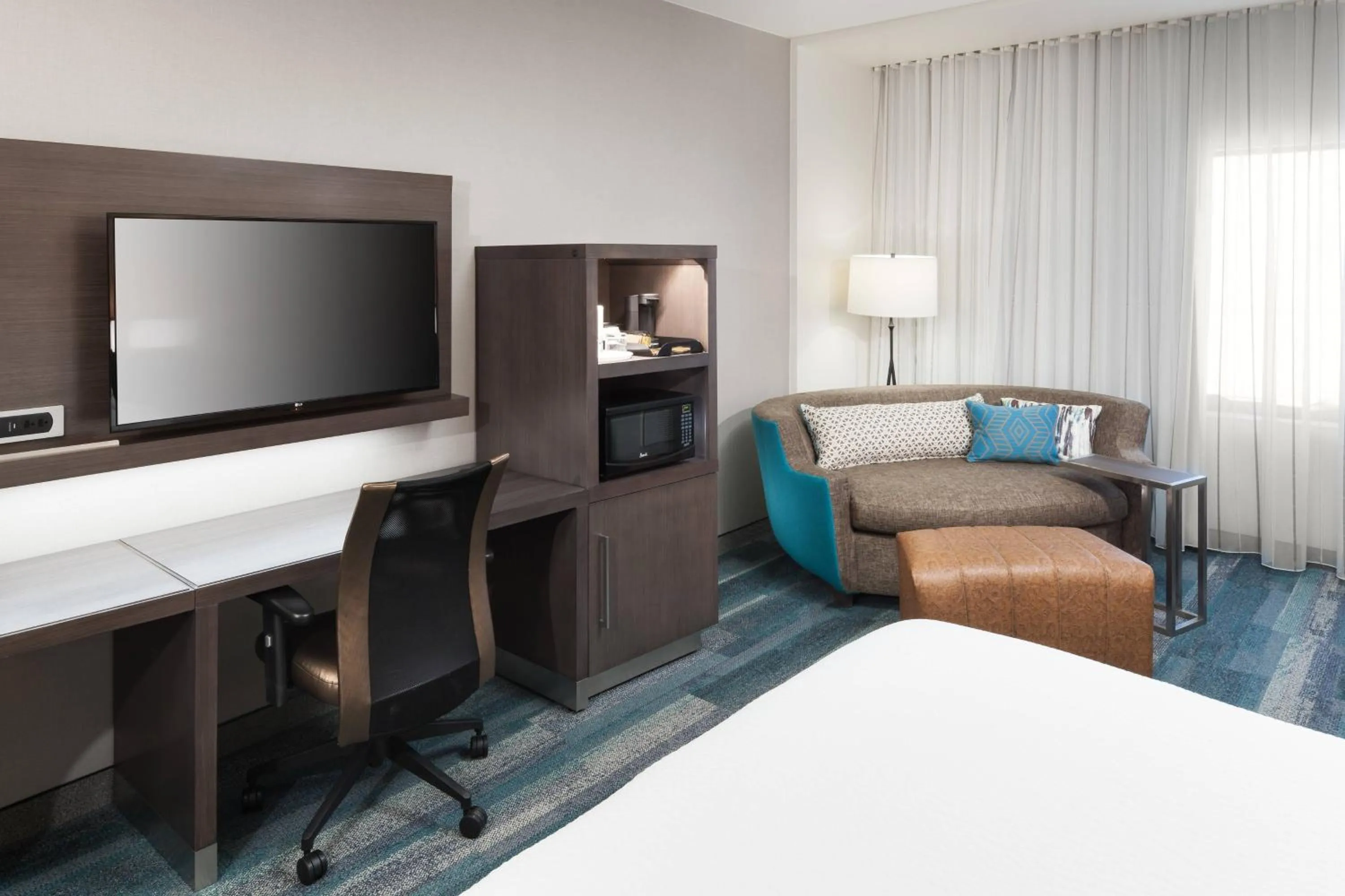 Photo of the whole room, Bed in Courtyard by Marriott Fort Worth Historic Stockyards