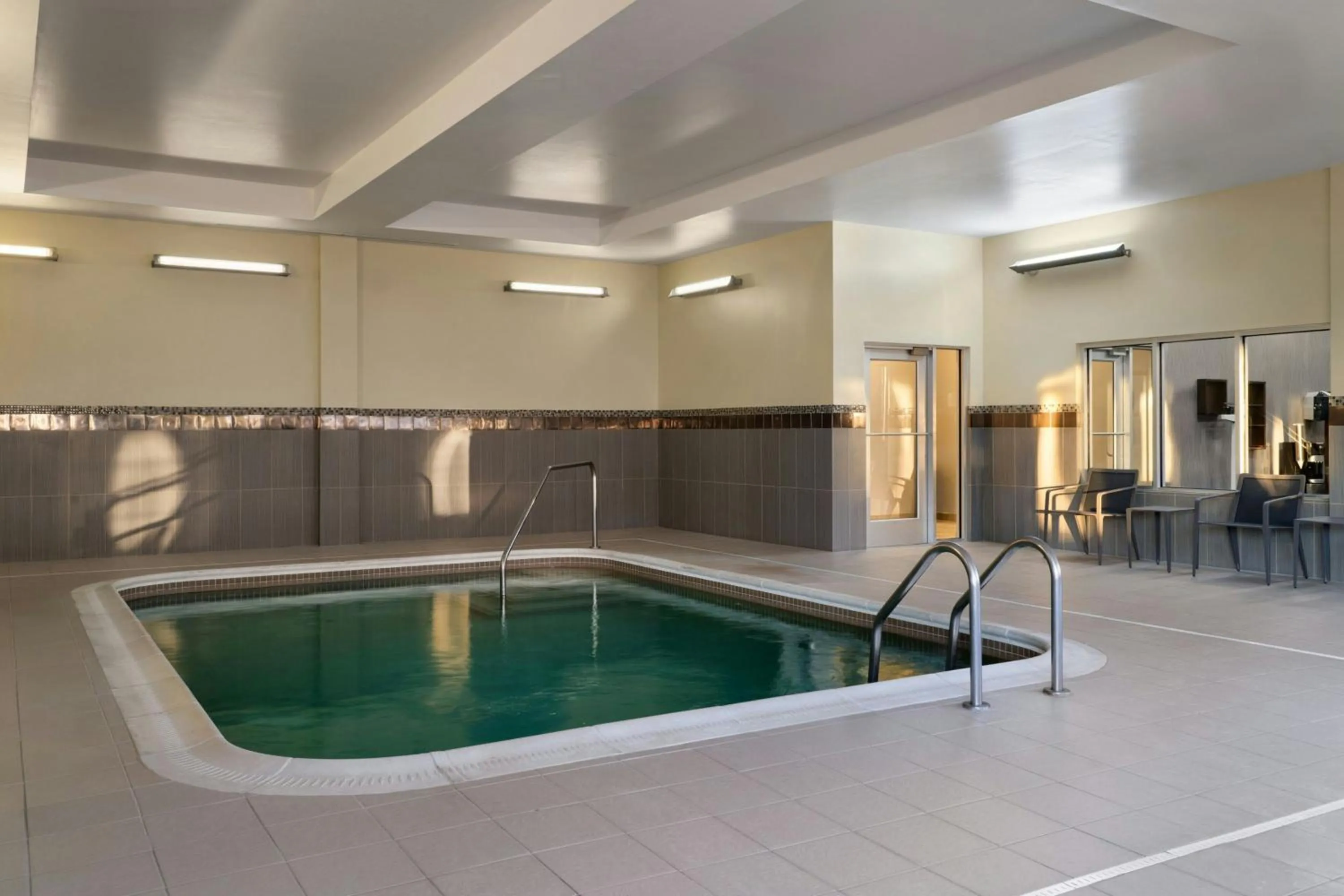 Swimming pool in Courtyard by Marriott Fayetteville Fort Liberty - Spring Lake