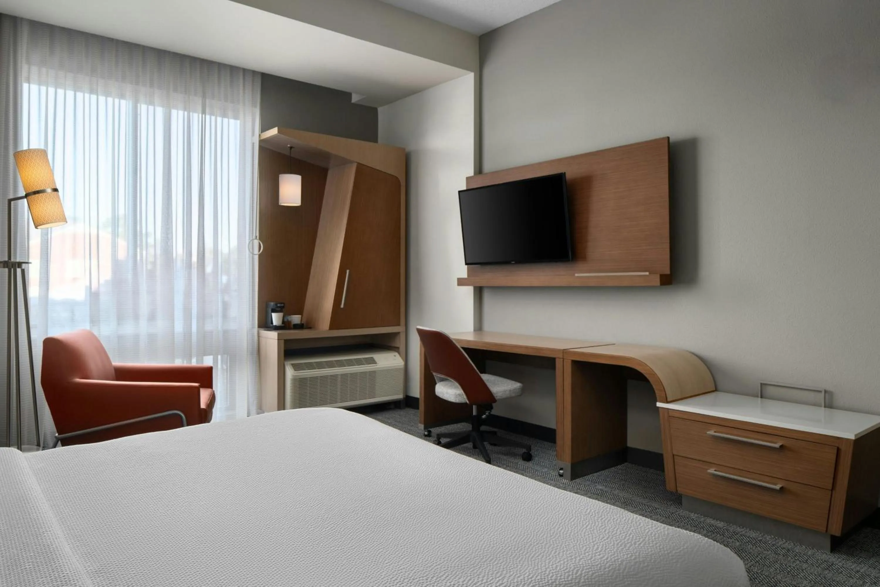 Photo of the whole room, Bed in Courtyard by Marriott Fayetteville Fort Liberty - Spring Lake