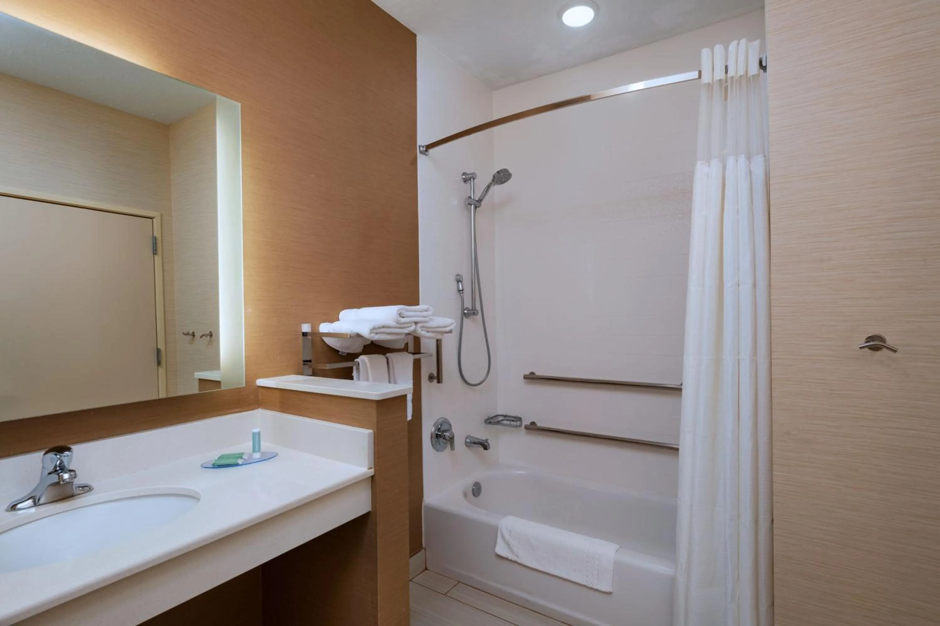 Bathroom in Fairfield Inn & Suites by Marriott Lincoln Airport