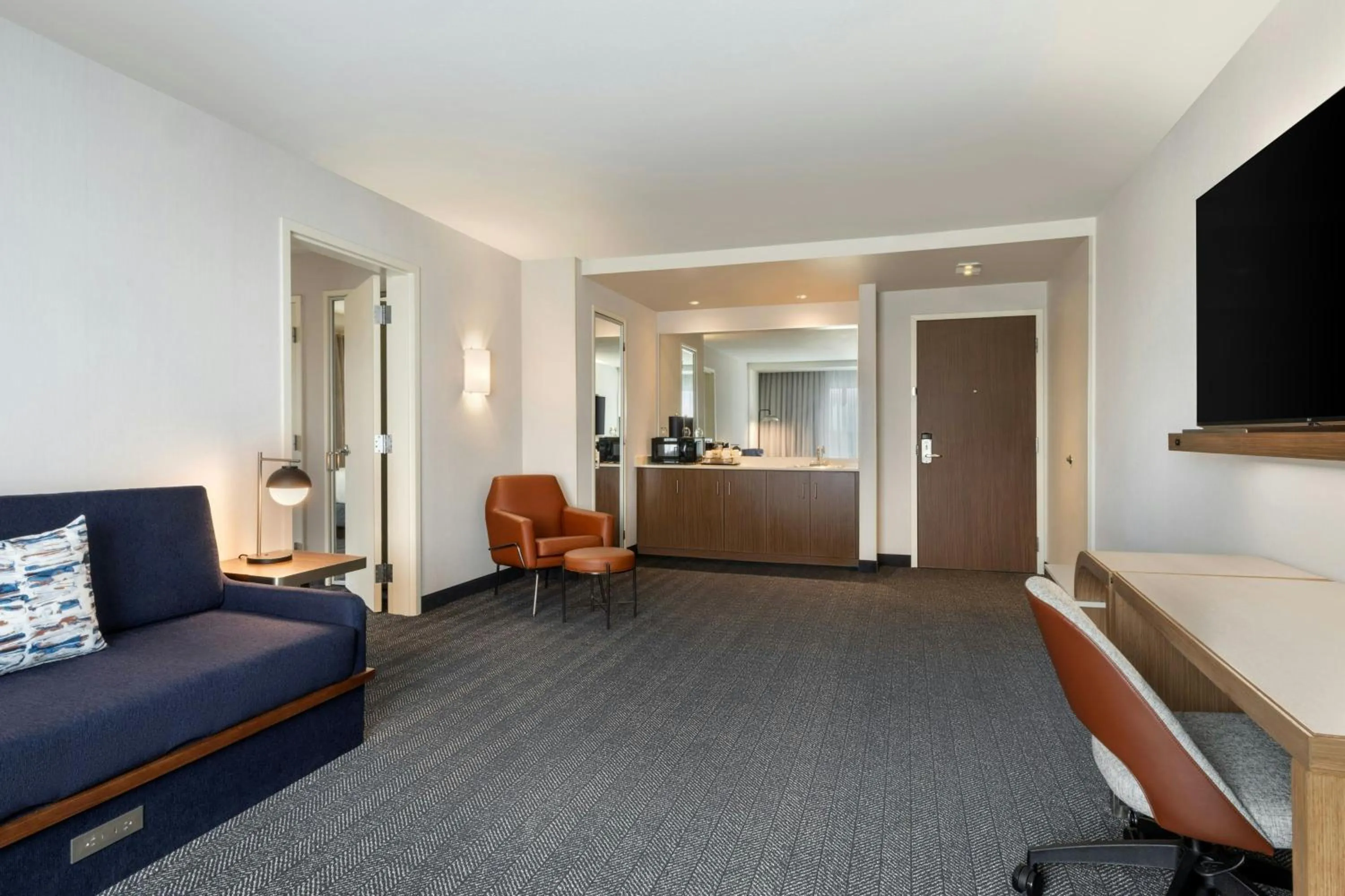 Bedroom in Courtyard by Marriott Redwood City