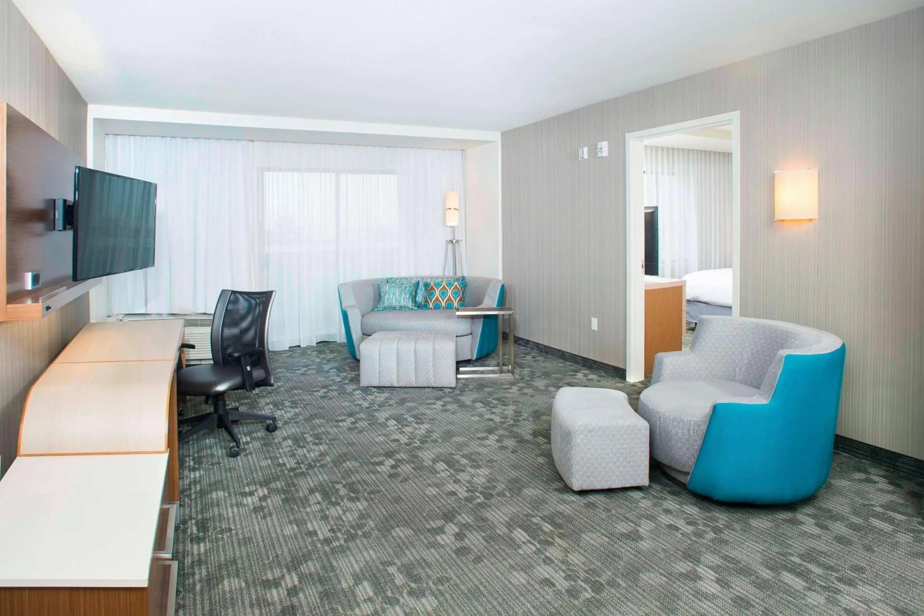 Living room in Courtyard by Marriott Redwood City