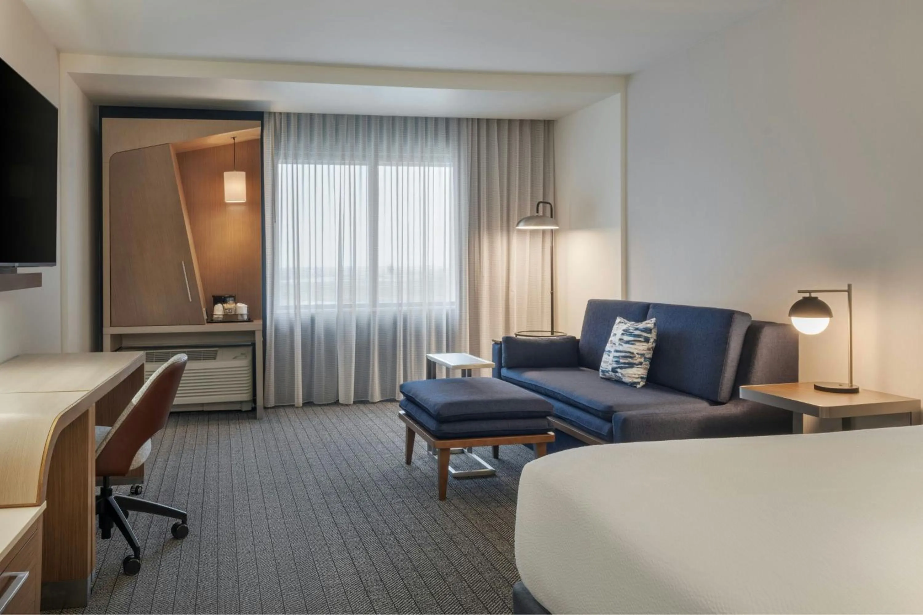 Photo of the whole room, Bed in Courtyard by Marriott Redwood City