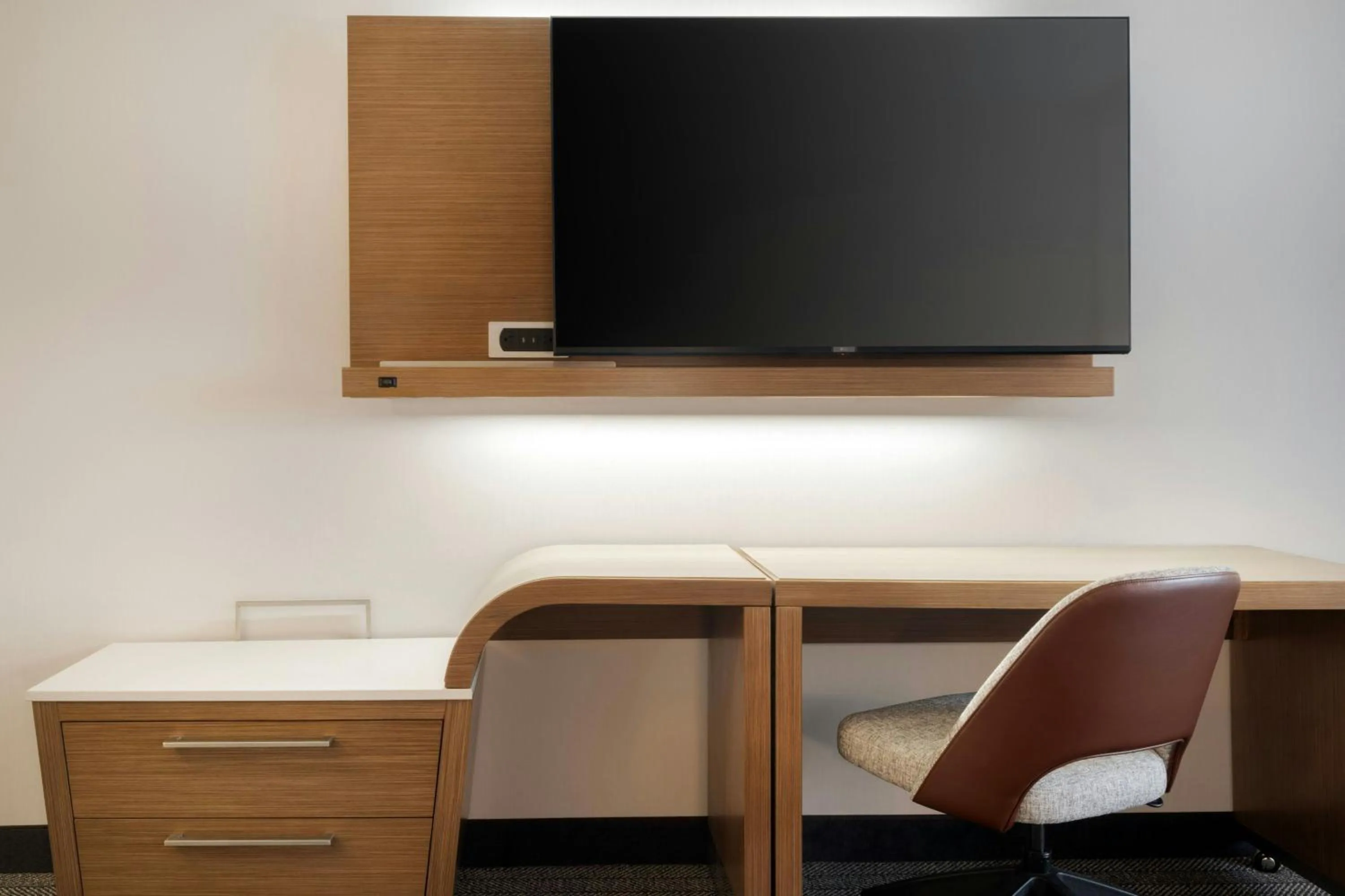 Photo of the whole room in Courtyard by Marriott Redwood City