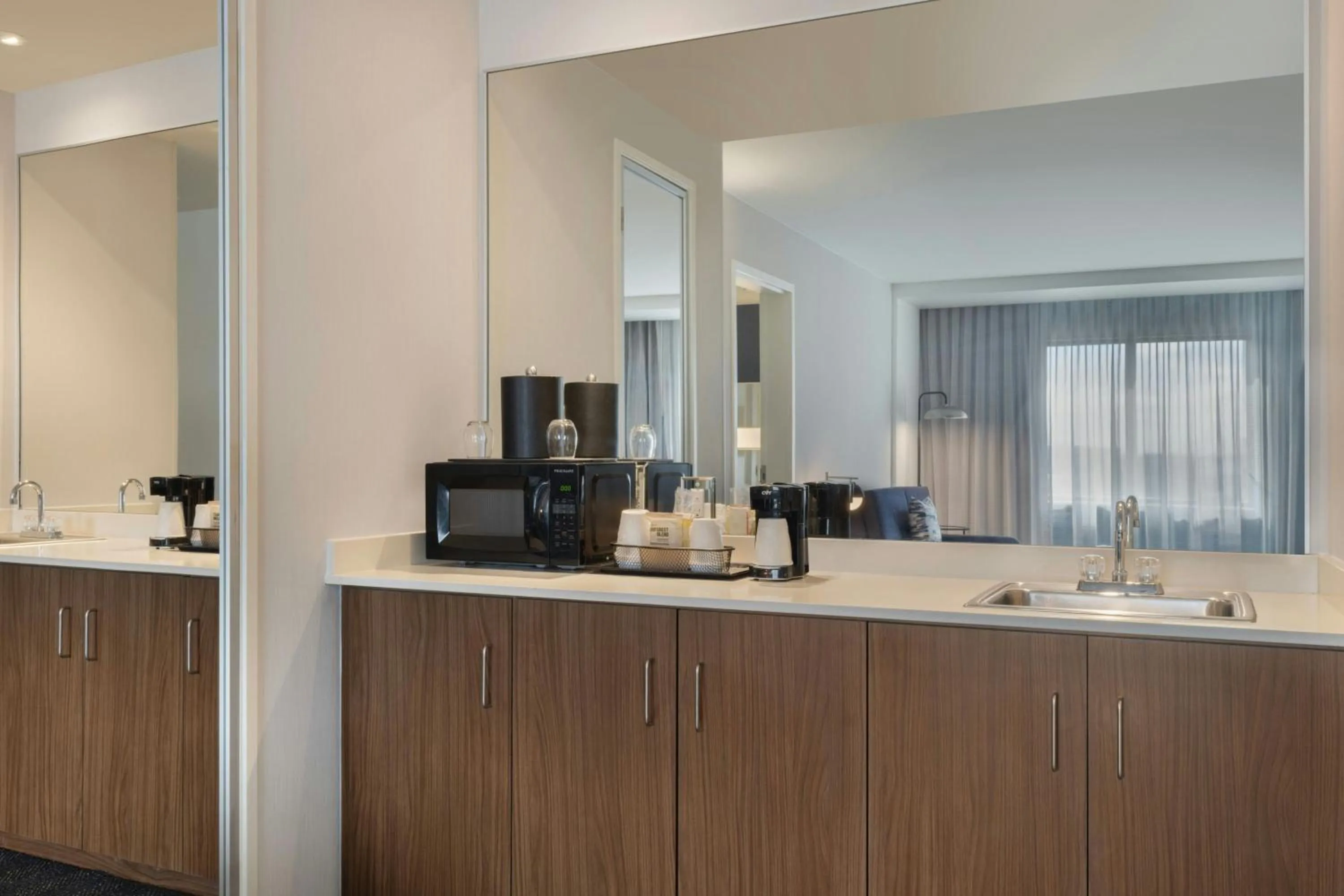 Bedroom in Courtyard by Marriott Redwood City