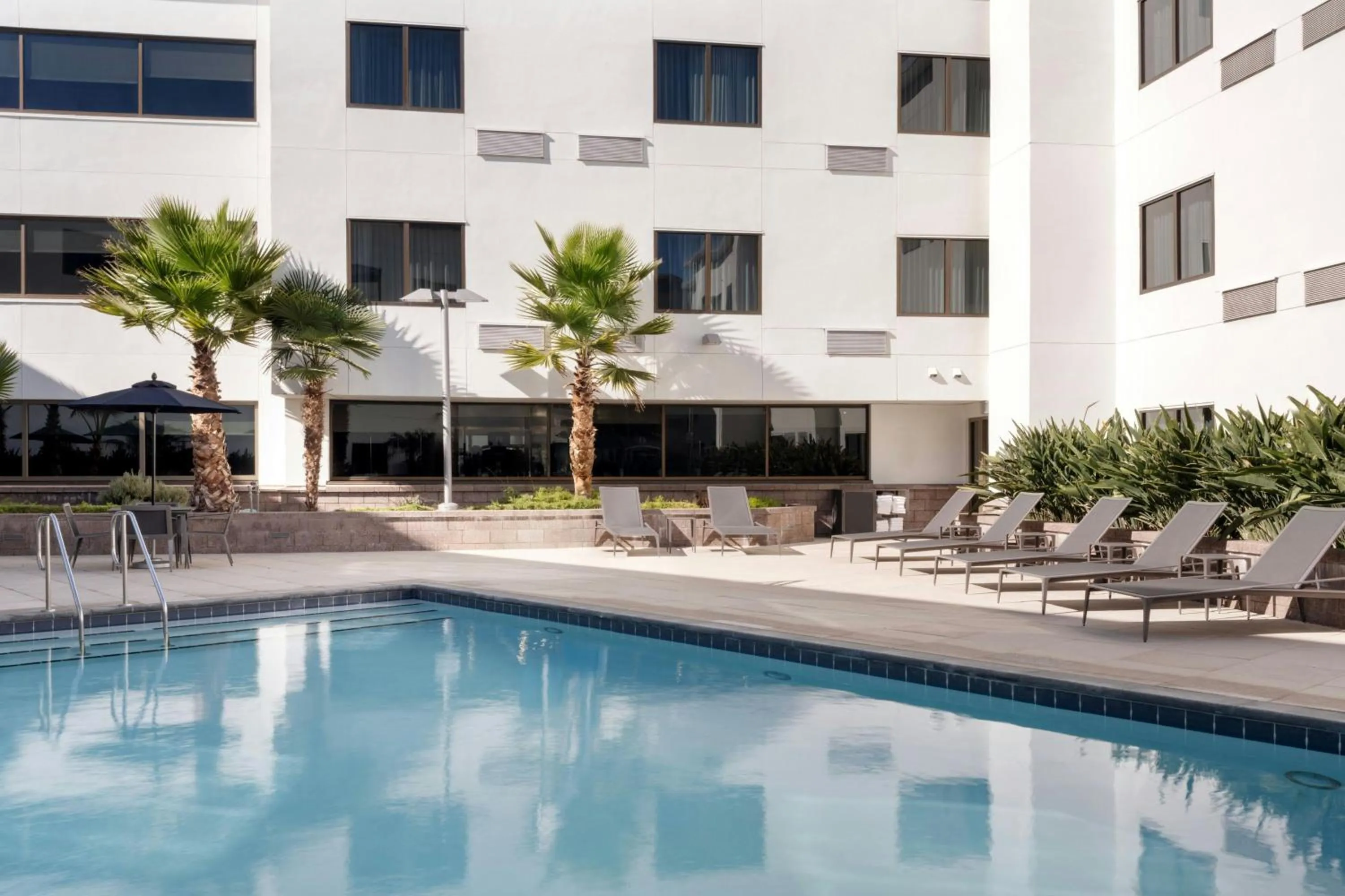 Swimming pool in Courtyard by Marriott Redwood City
