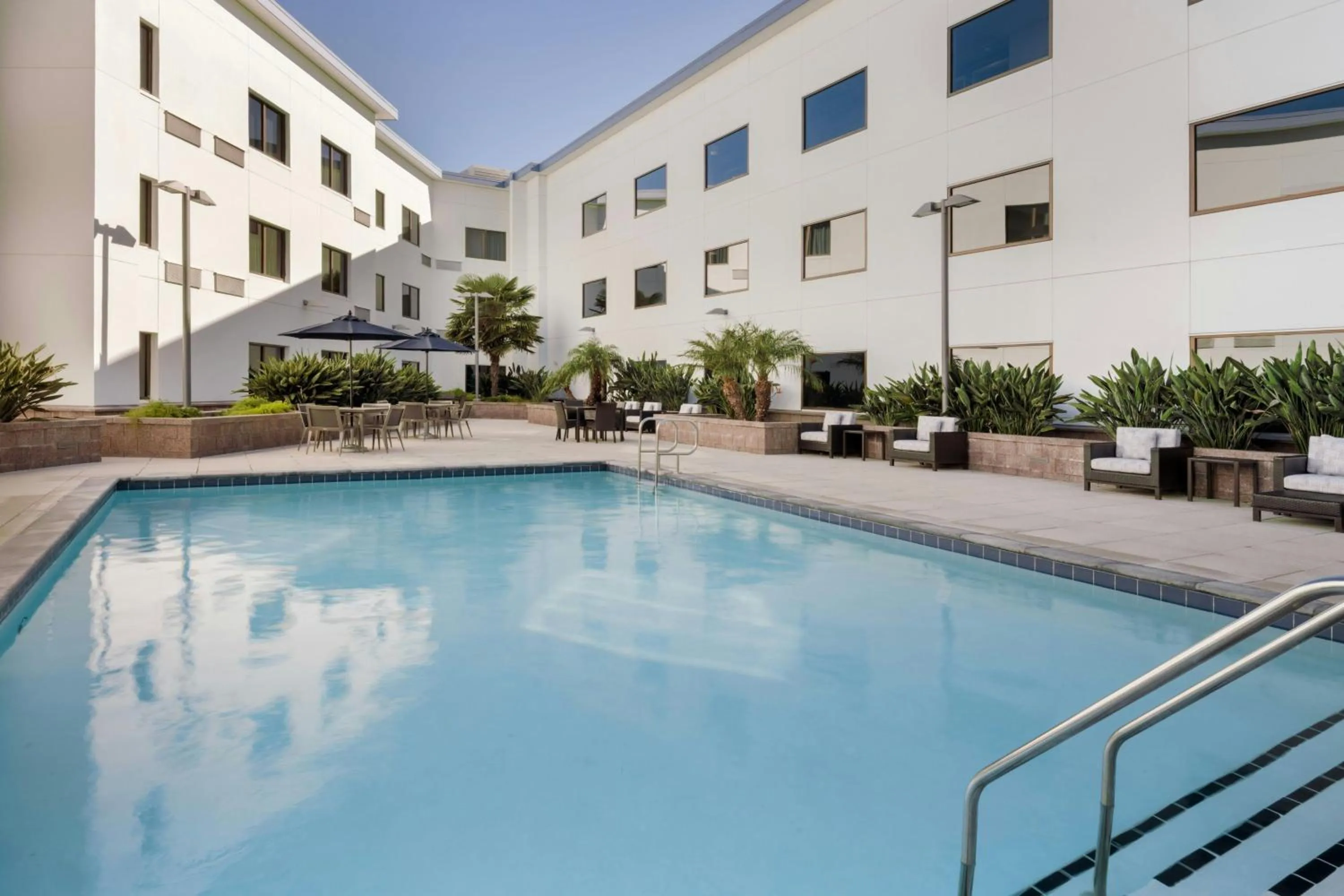 Swimming pool in Courtyard by Marriott Redwood City
