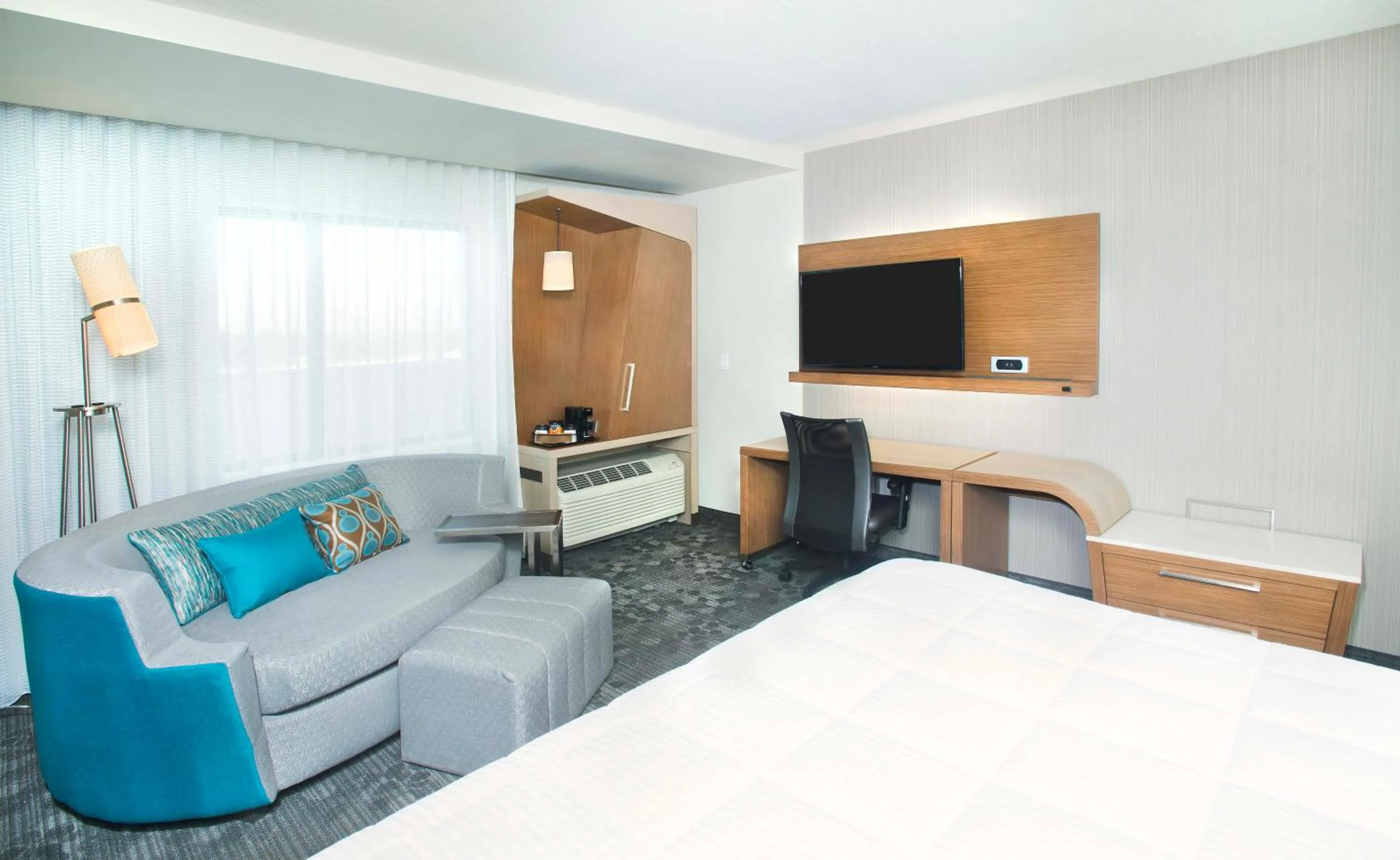 Communal lounge/ TV room, Bed in Courtyard by Marriott Redwood City