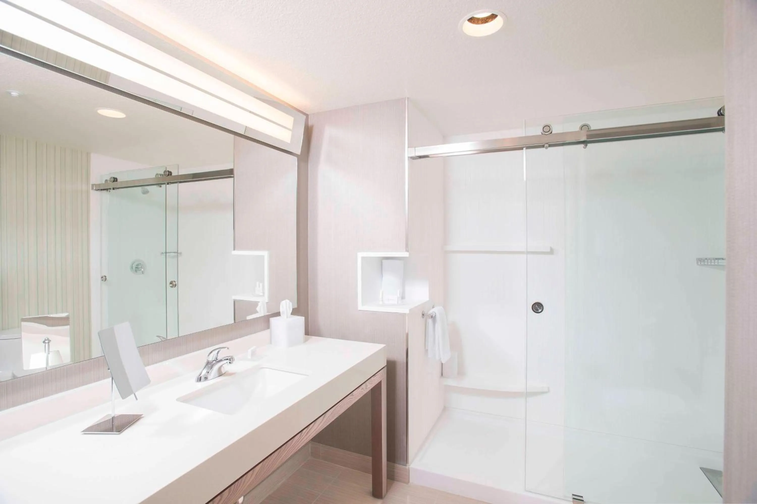 Bathroom in Courtyard by Marriott Redwood City