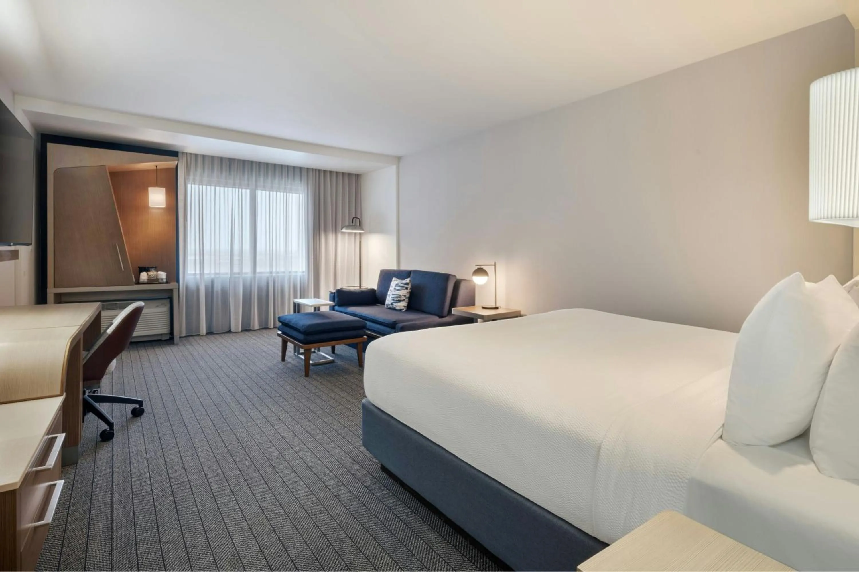 Photo of the whole room, Bed in Courtyard by Marriott Redwood City