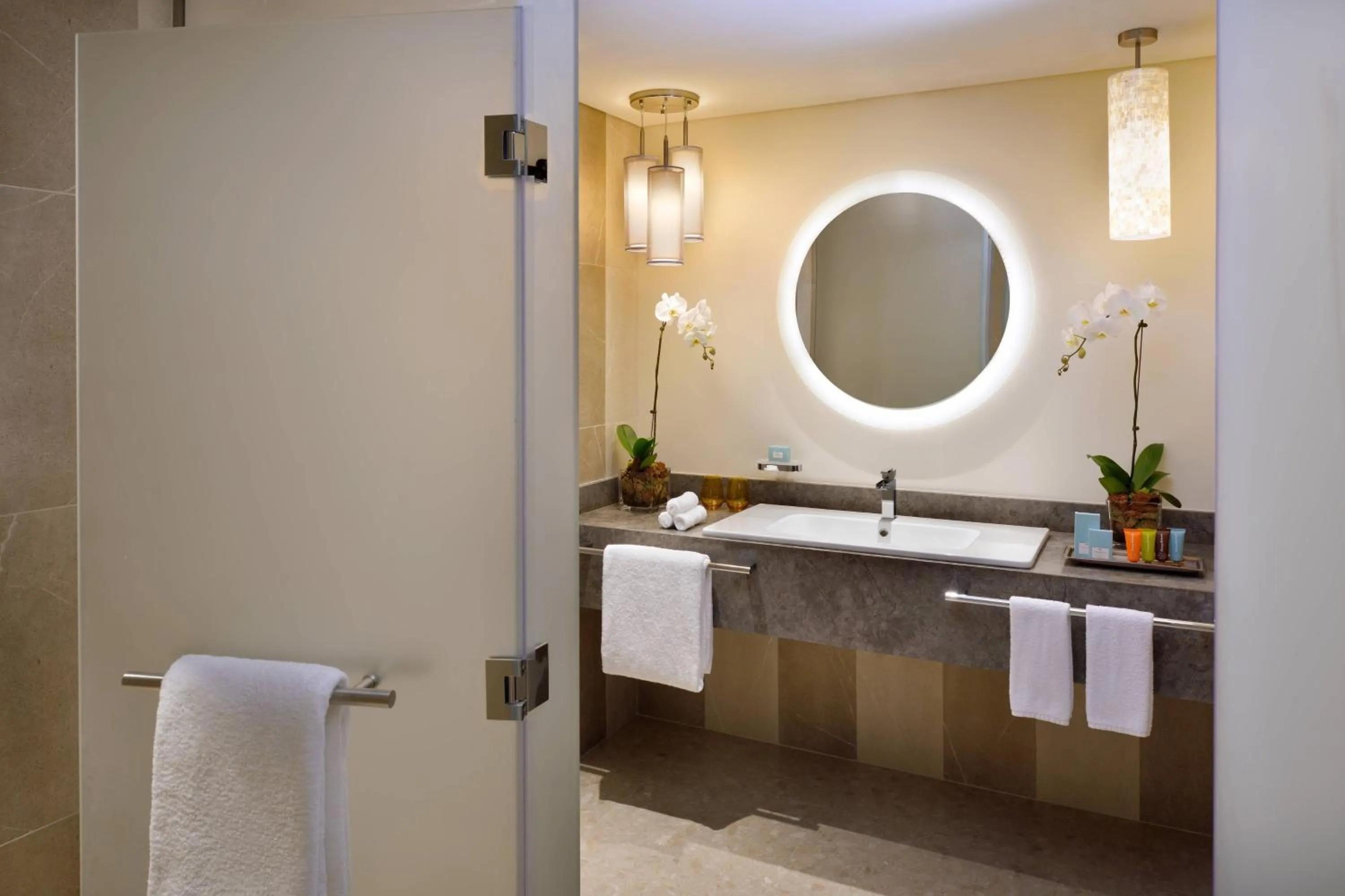 Bathroom in Lapita, Dubai Parks and Resorts, Autograph Collection