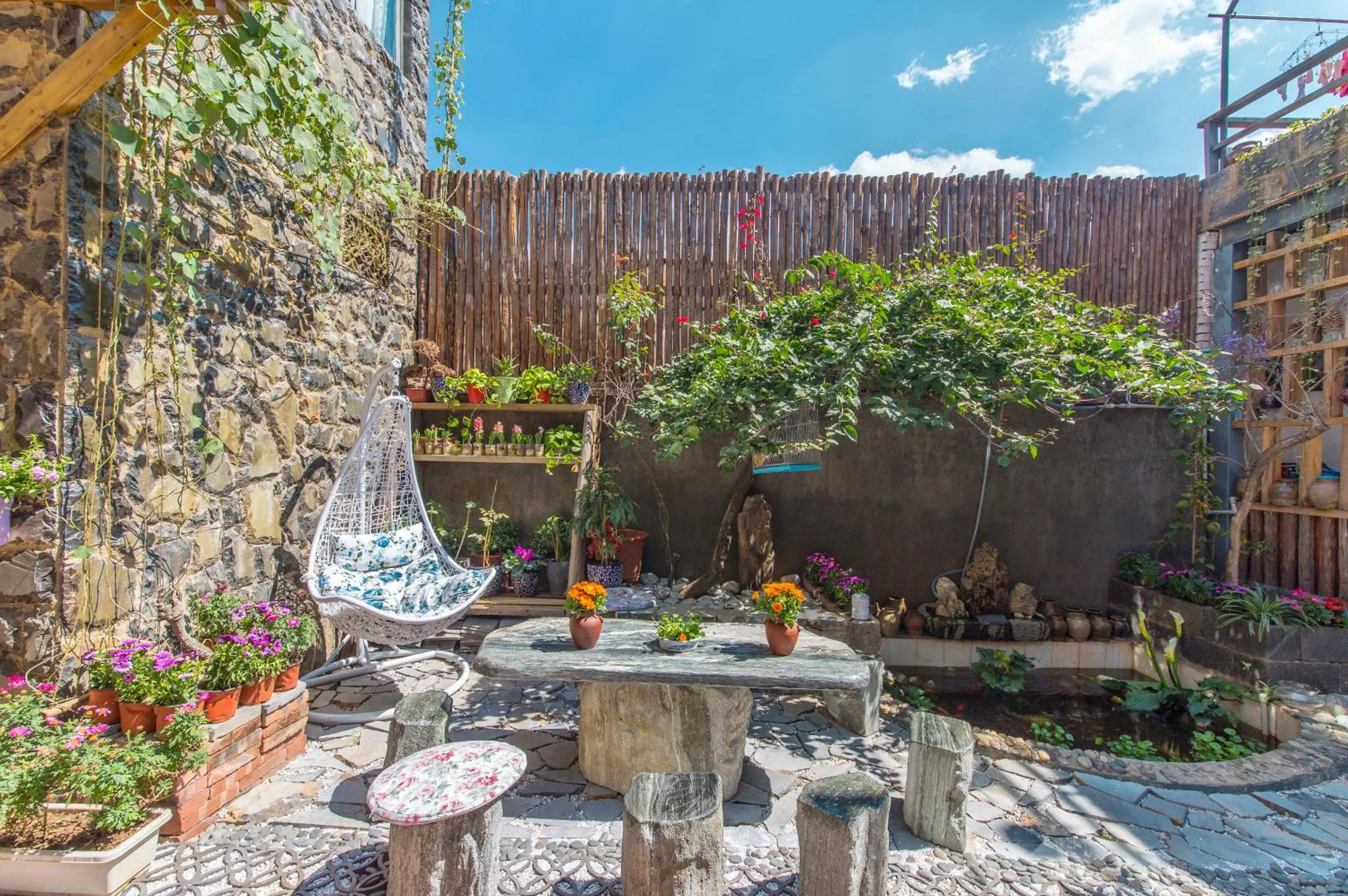 Property building in M Y J Boutique Inn 梦圆居