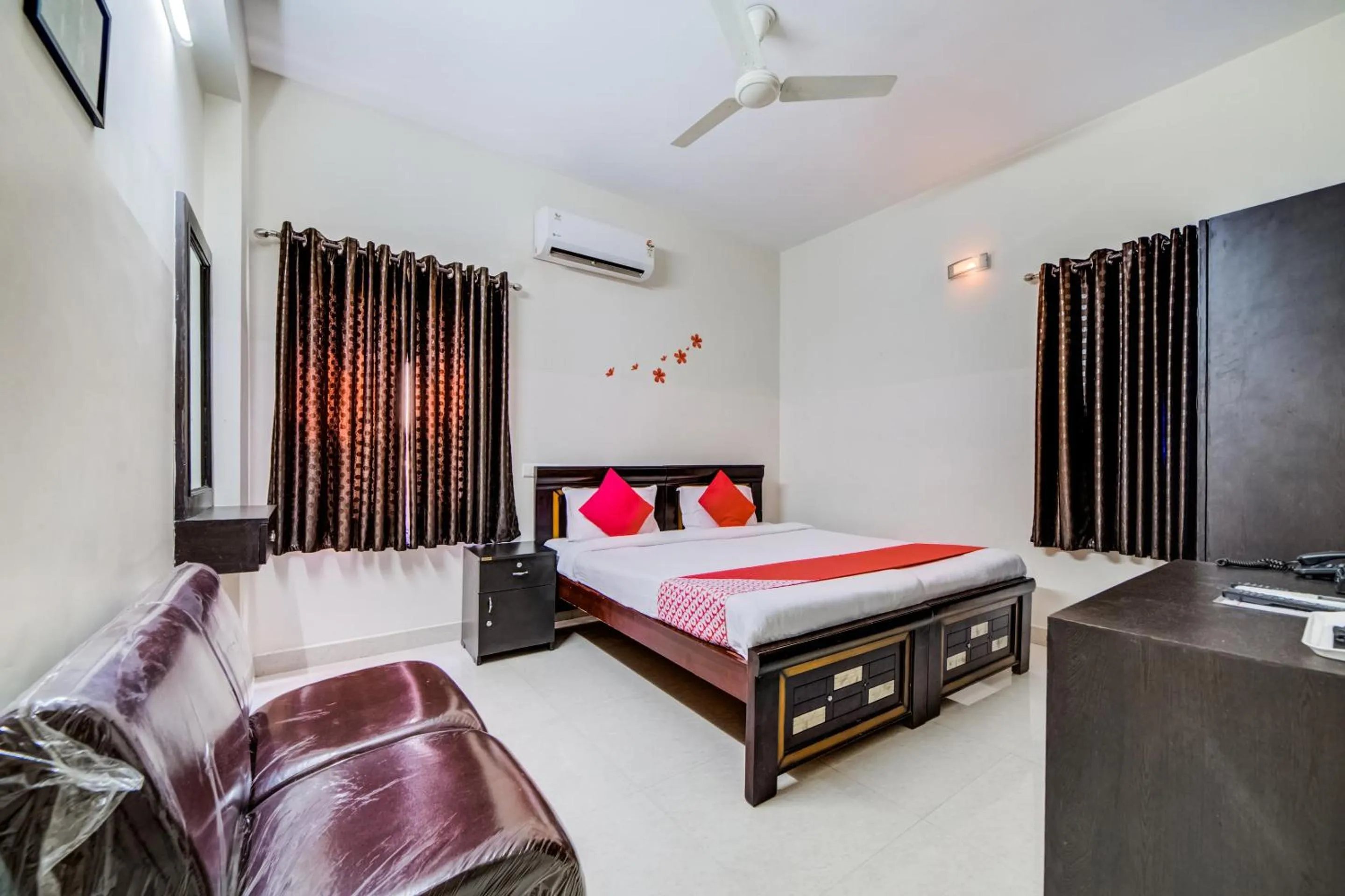 Bedroom, Bed in Hotel O The Royal Nest Near Shilparamam