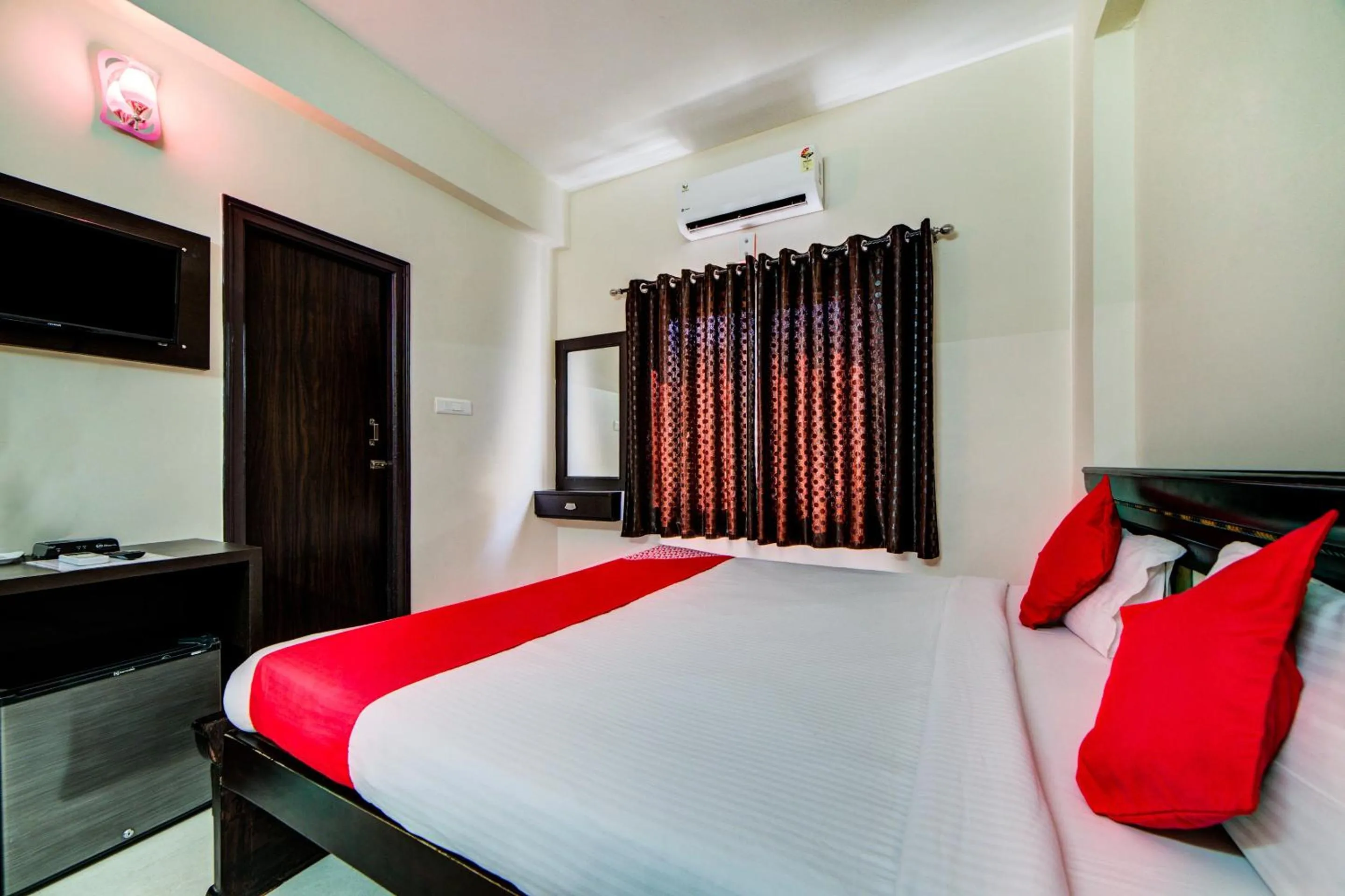 Bedroom, Bed in Hotel O The Royal Nest Near Shilparamam