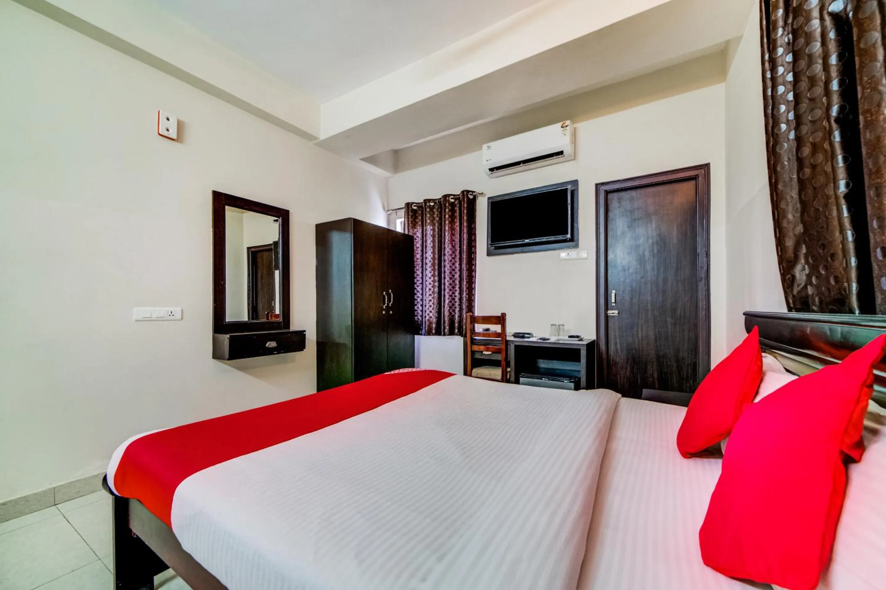 Bedroom, Bed in Hotel O The Royal Nest Near Shilparamam