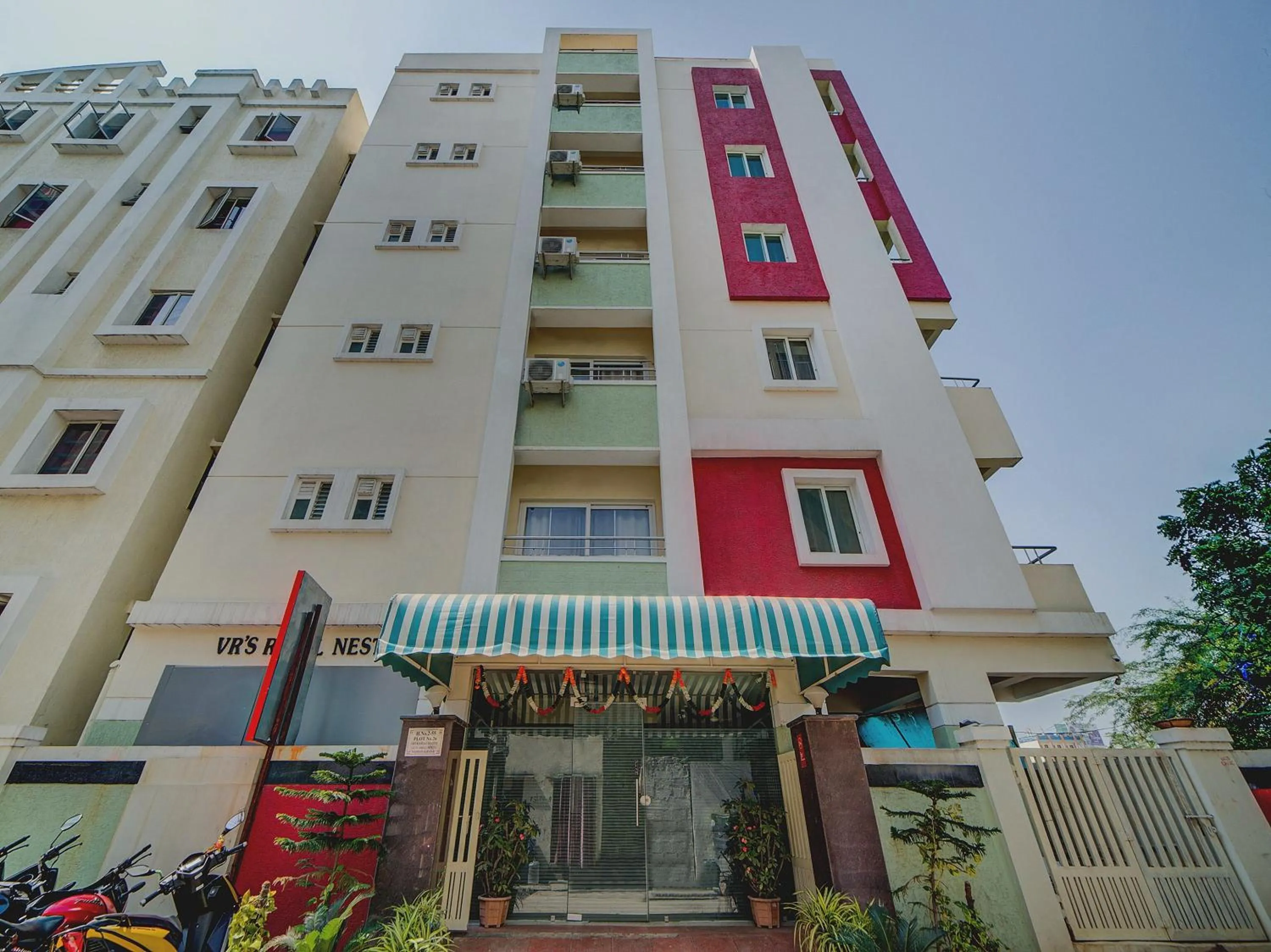 Facade/entrance in Hotel O The Royal Nest Near Shilparamam