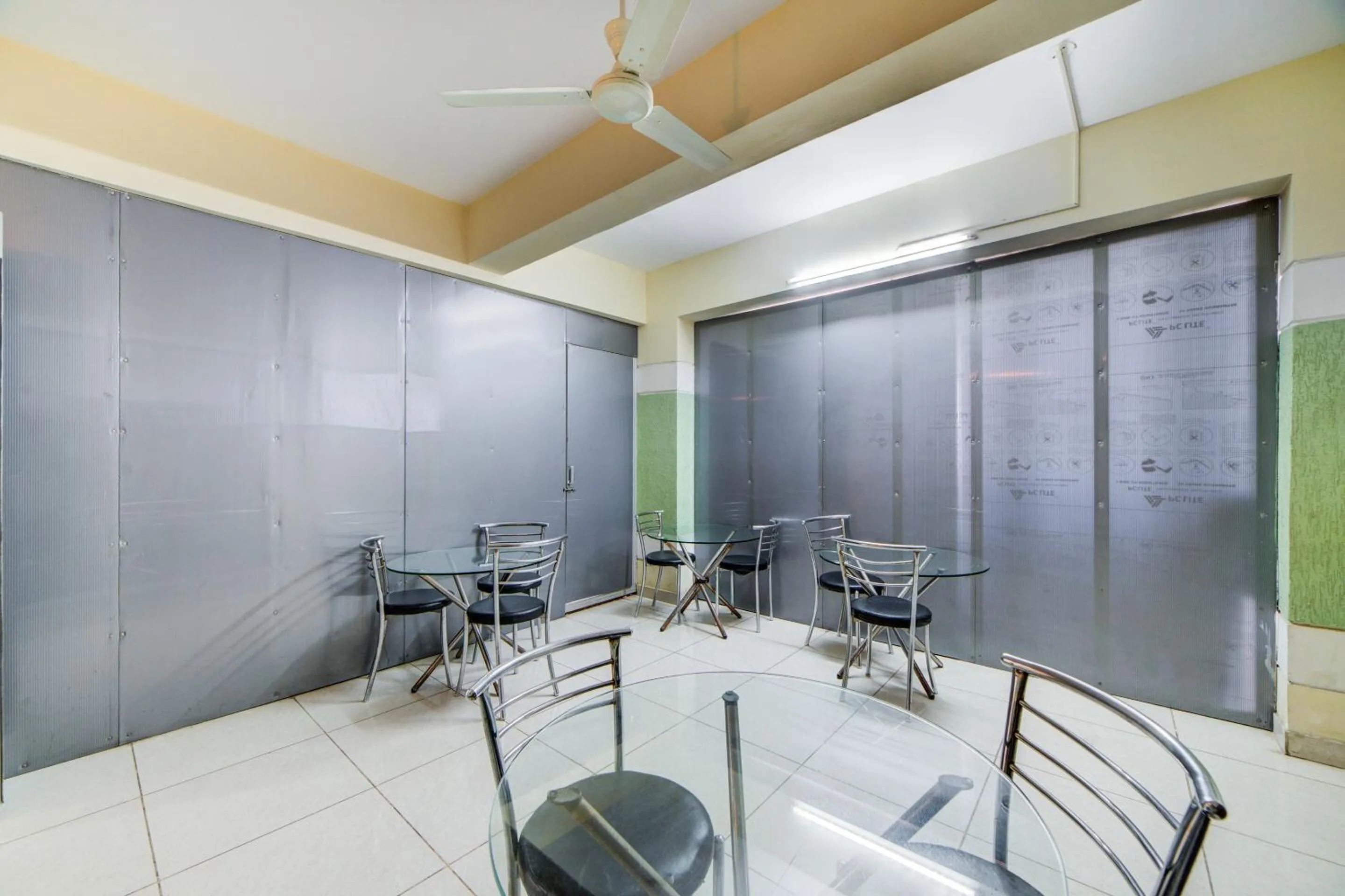 Restaurant/places to eat in Hotel O The Royal Nest Near Shilparamam