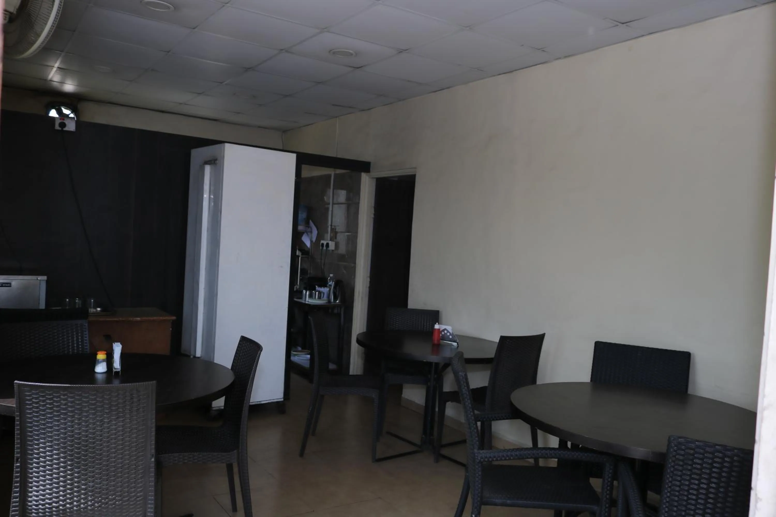 Restaurant/places to eat in Hotel Raj