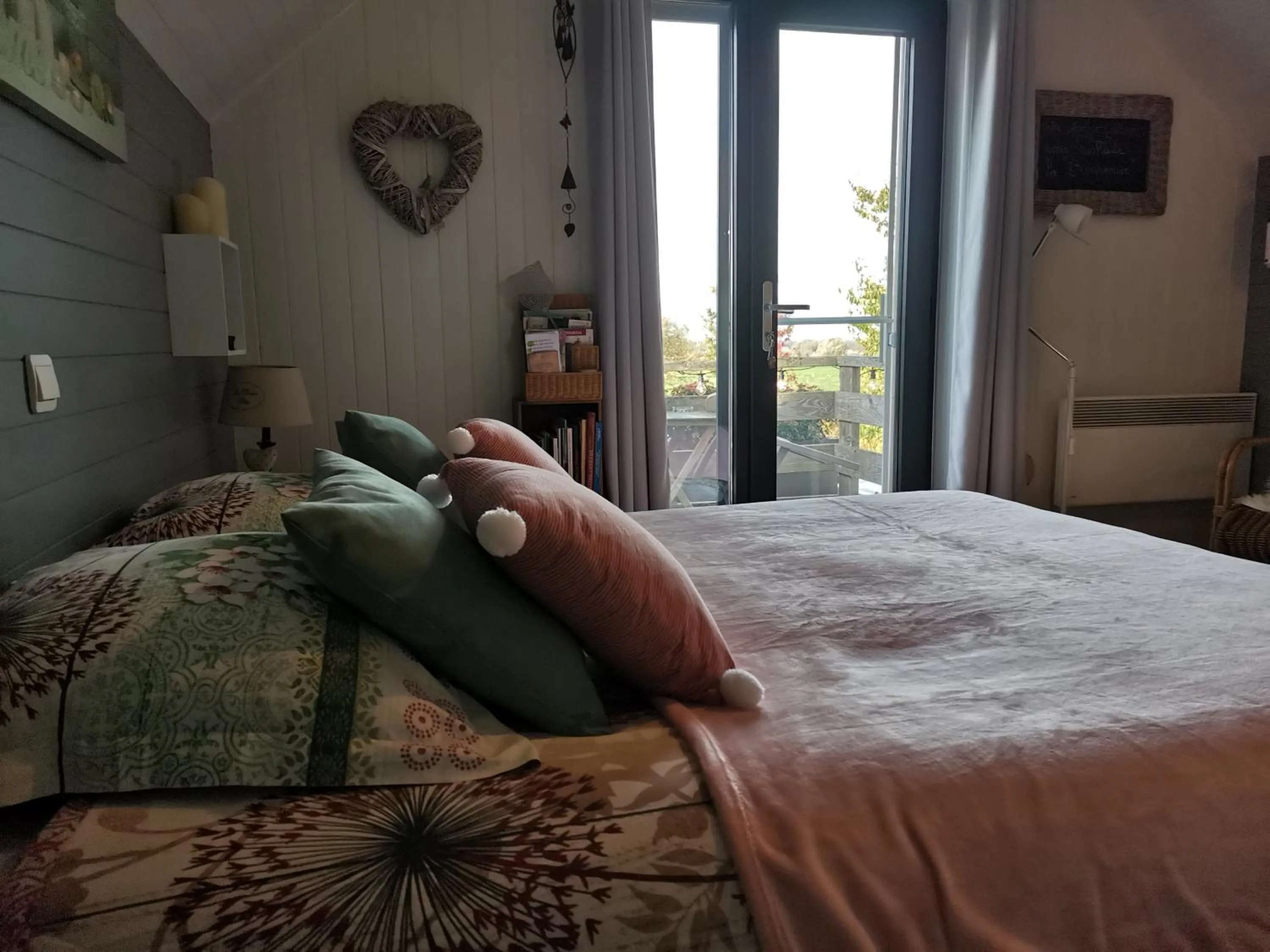 Bed in Entre monts et collines B&B et spa en option