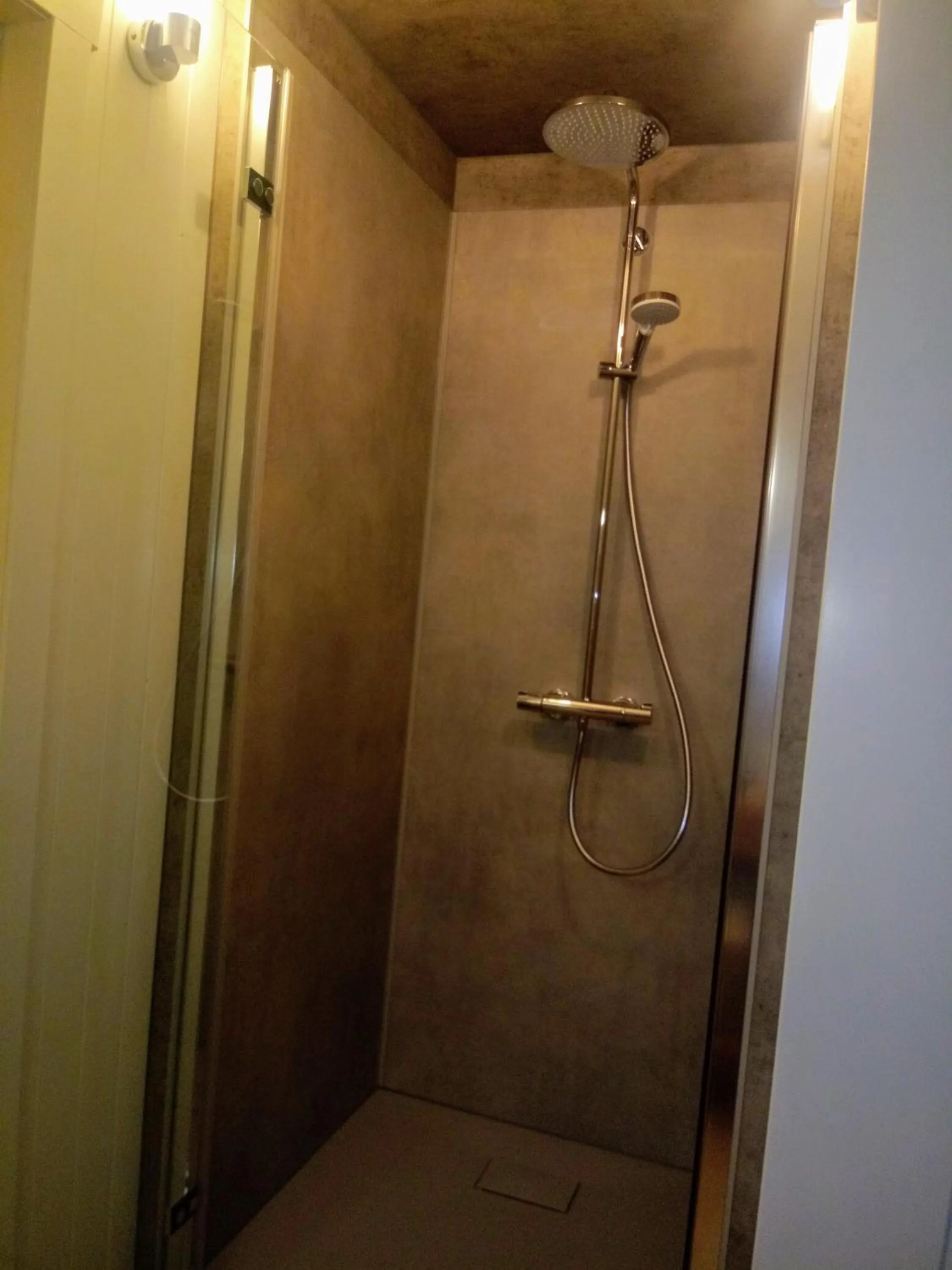 Shower in Entre monts et collines B&B et spa en option