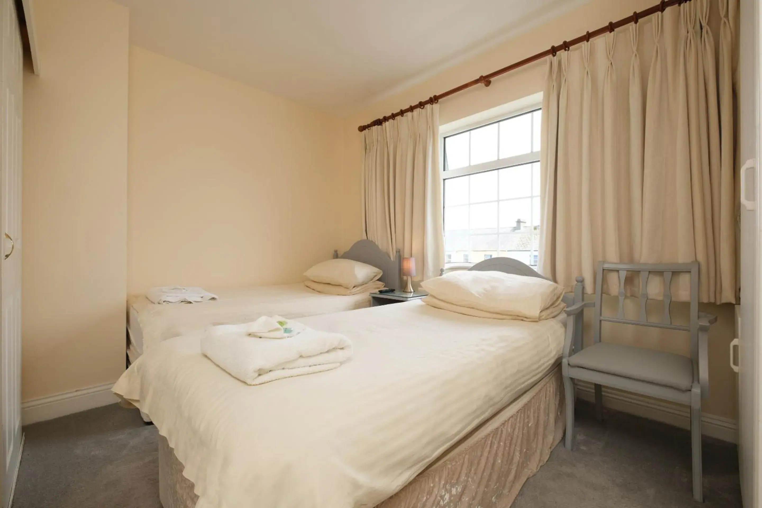 Twin Room with Shower in Four Seasons B&B Twin Room with Shower in Four Seasons B&B