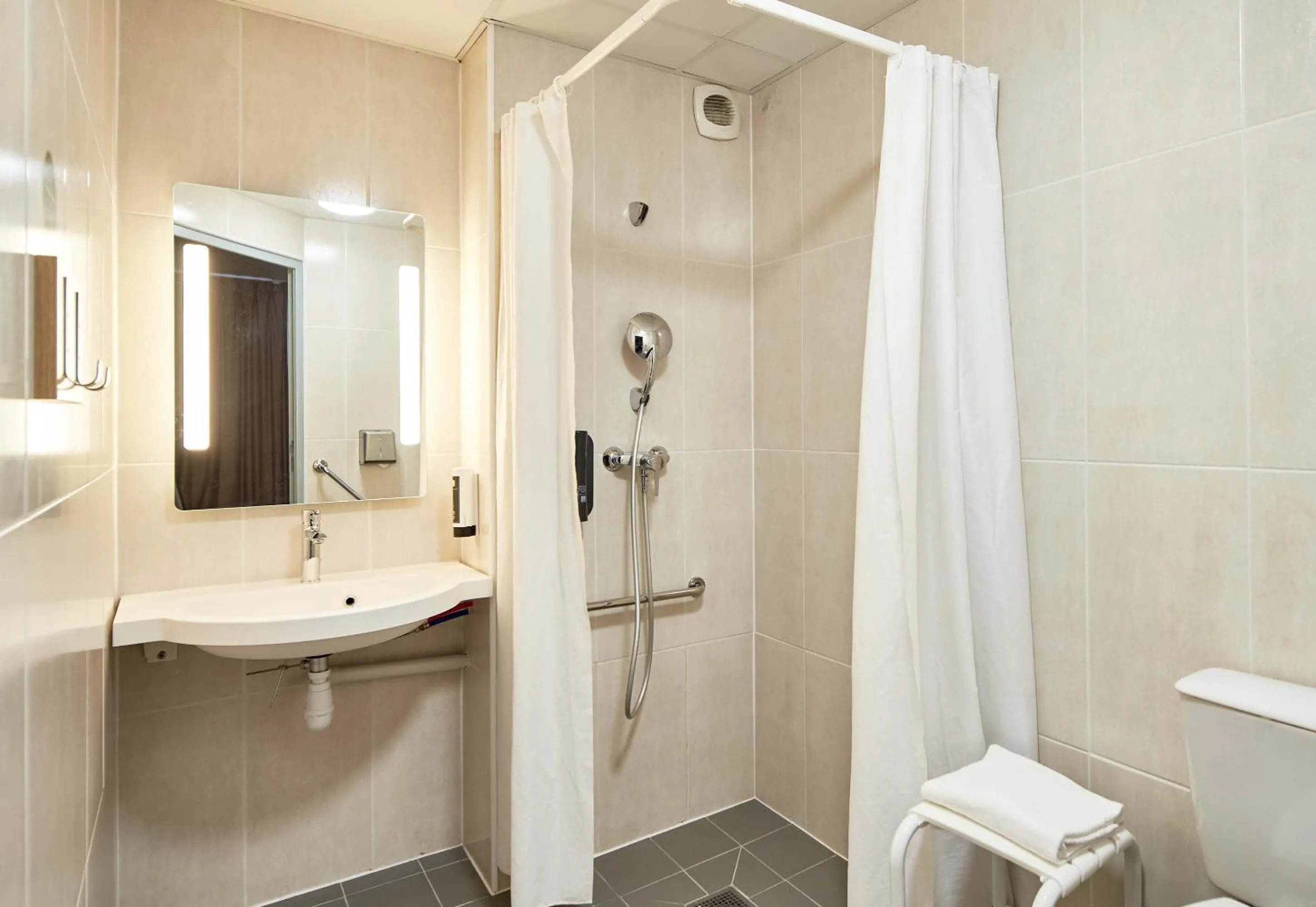 Bathroom in B&B HOTEL Maurepas