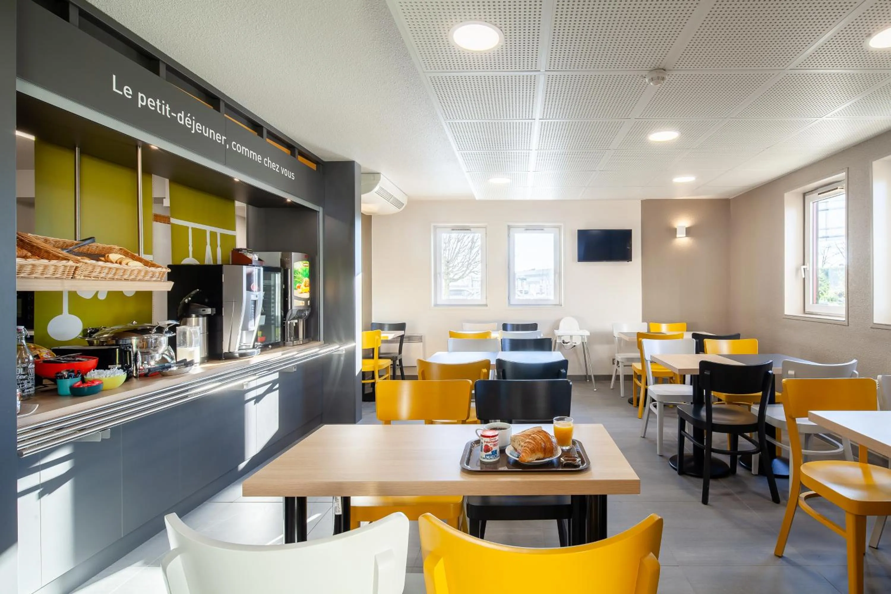 Dining area in B&B HOTEL Maurepas