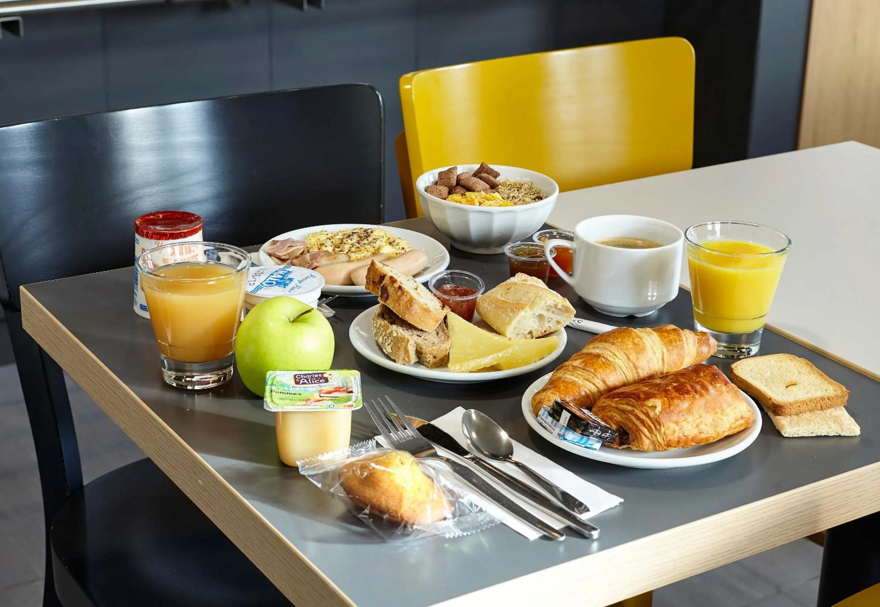 Breakfast in B&B HOTEL Maurepas