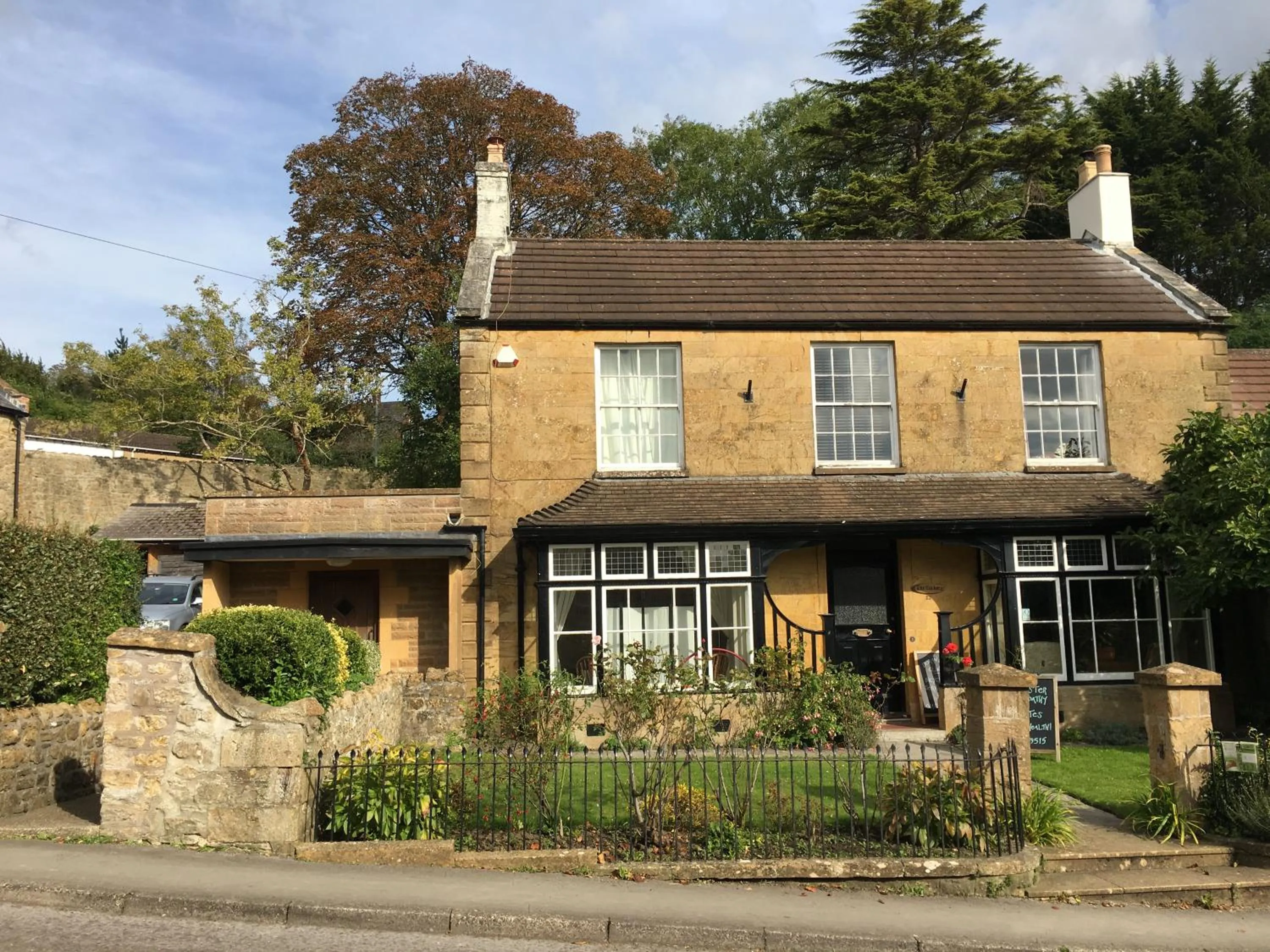 Facade/entrance in North Street annexe