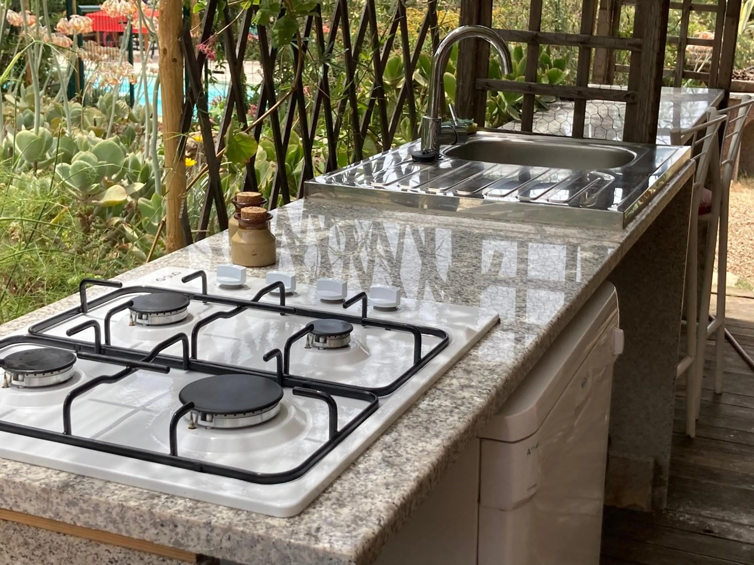 Communal kitchen in Macchia Évasion avec piscine