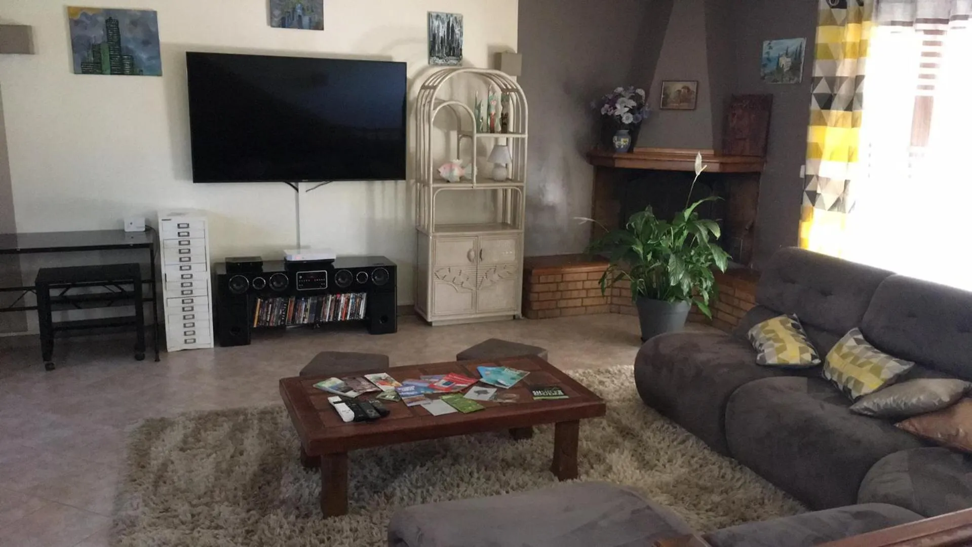 Communal lounge/ TV room in Macchia Évasion avec piscine