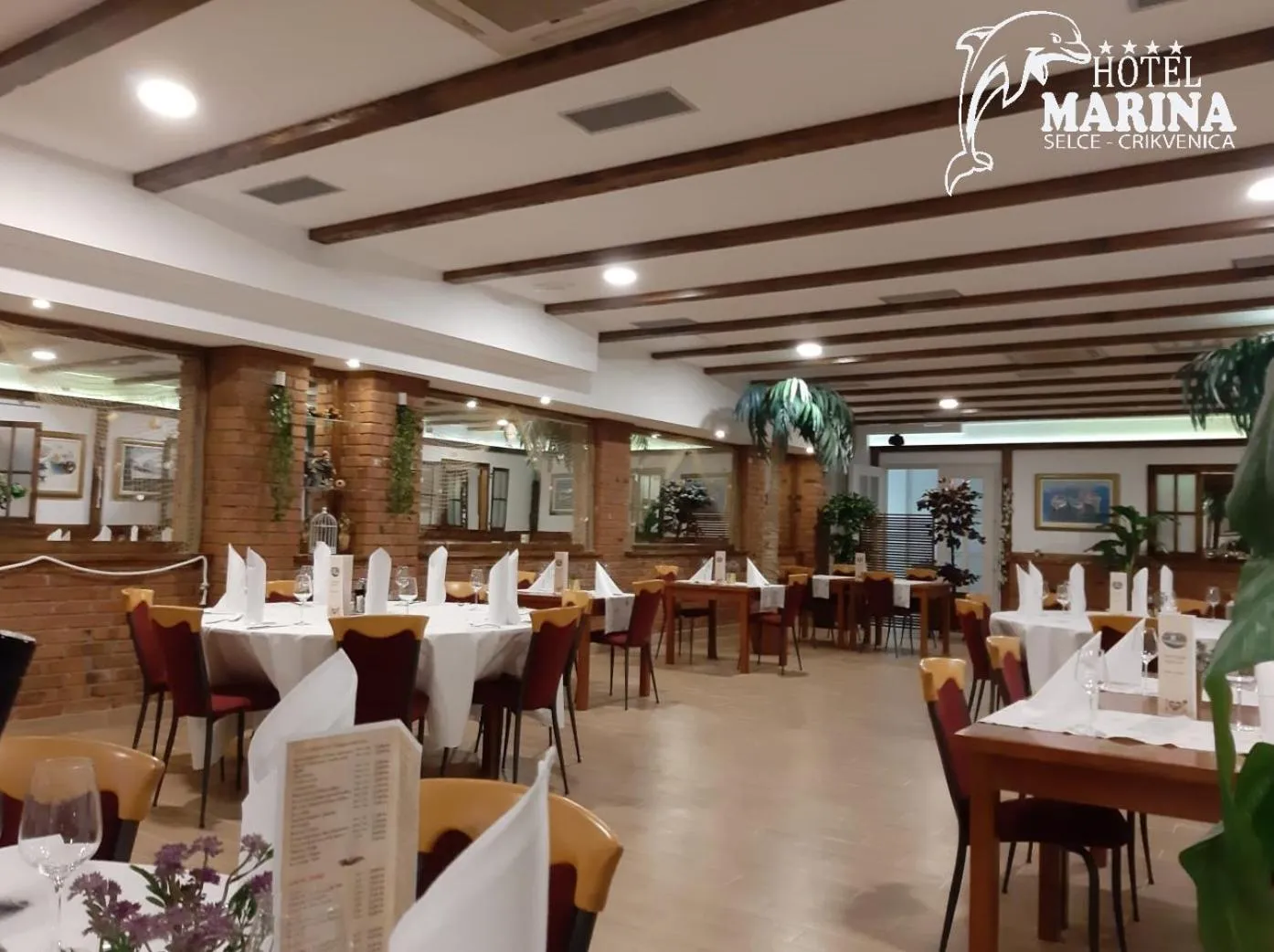 Restaurant/places to eat in Hotel Marina