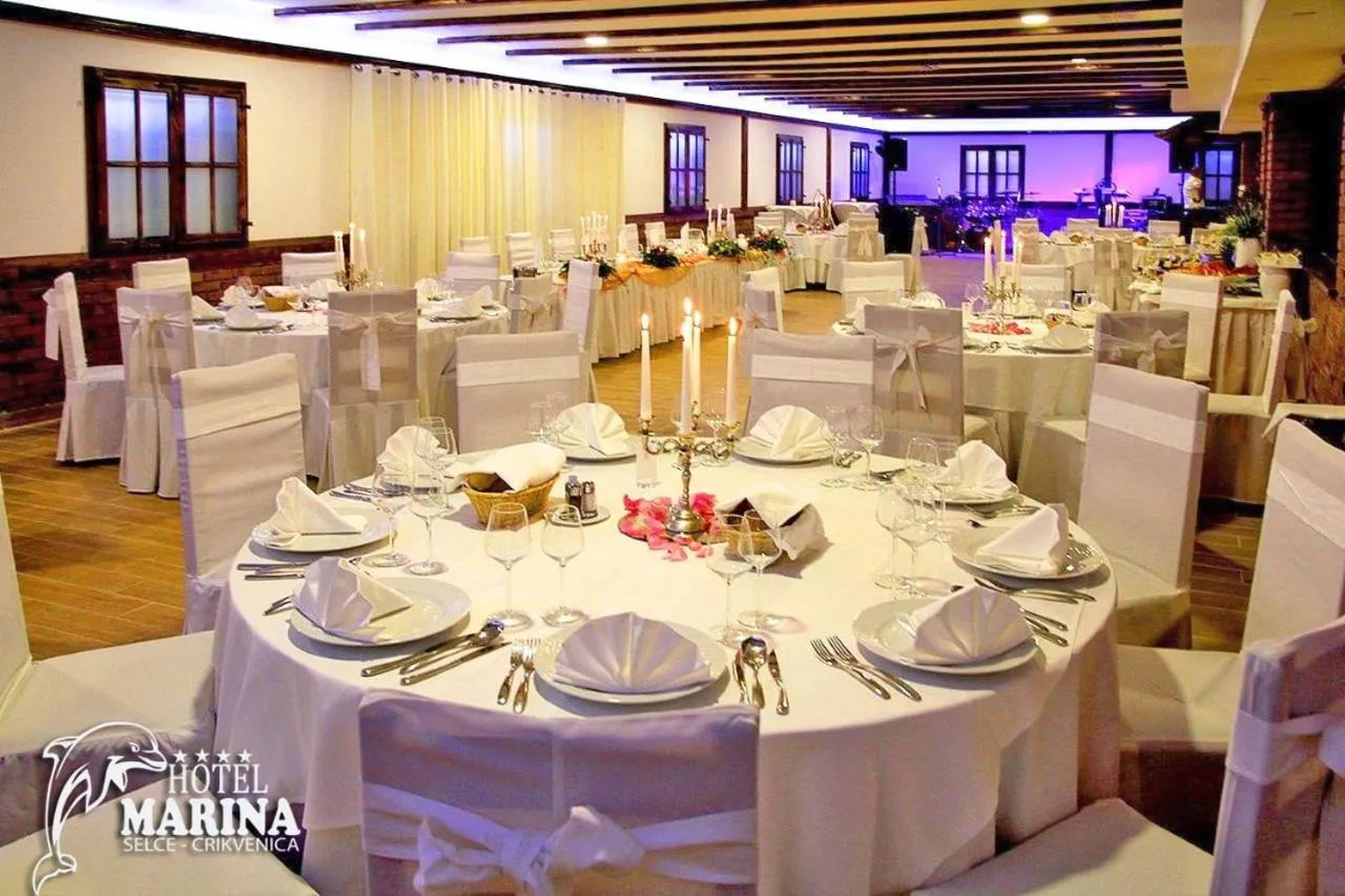 Restaurant/places to eat in Hotel Marina