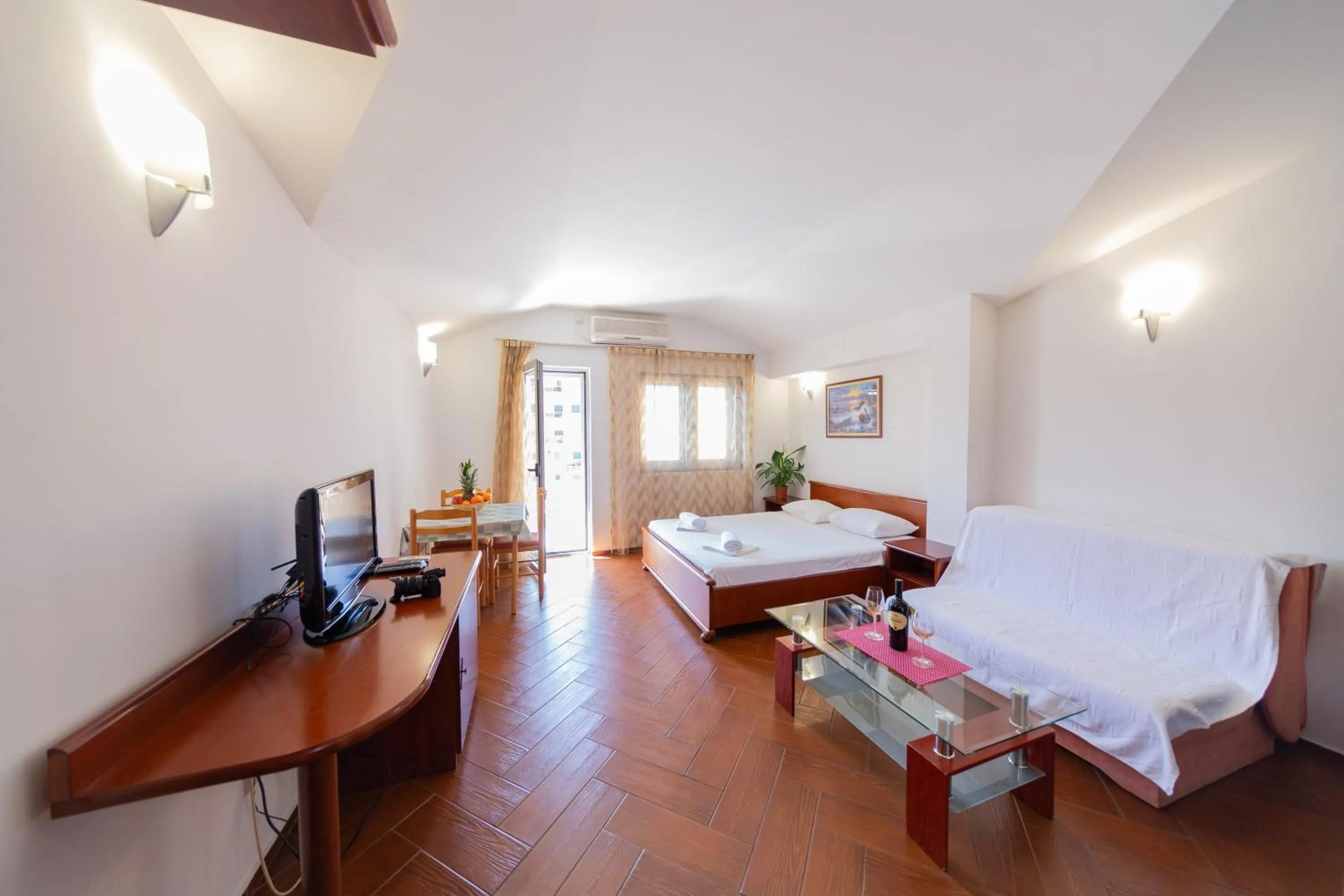 Balcony/Terrace, Bed in SMS Apartments