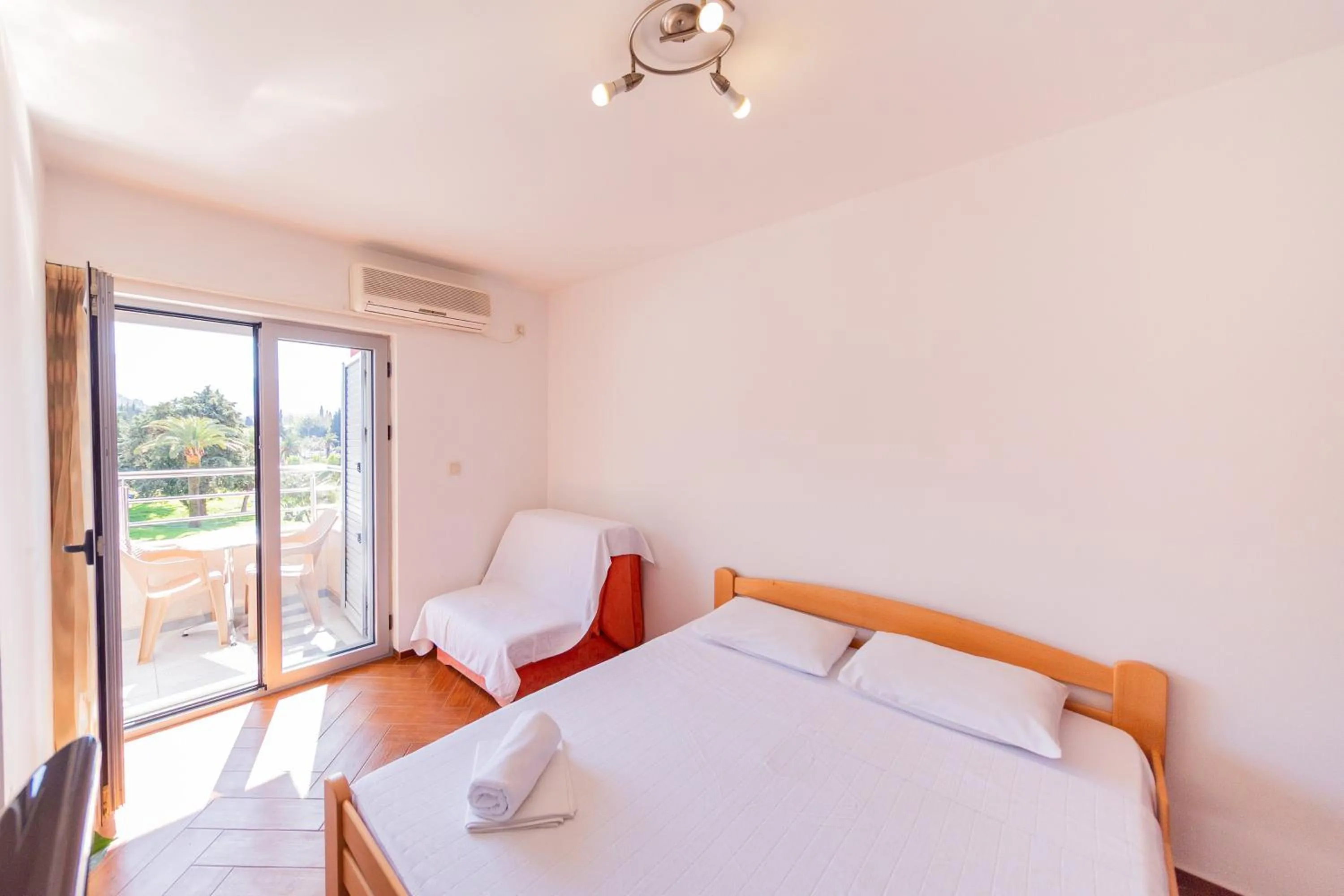 Balcony/Terrace, Bed in SMS Apartments