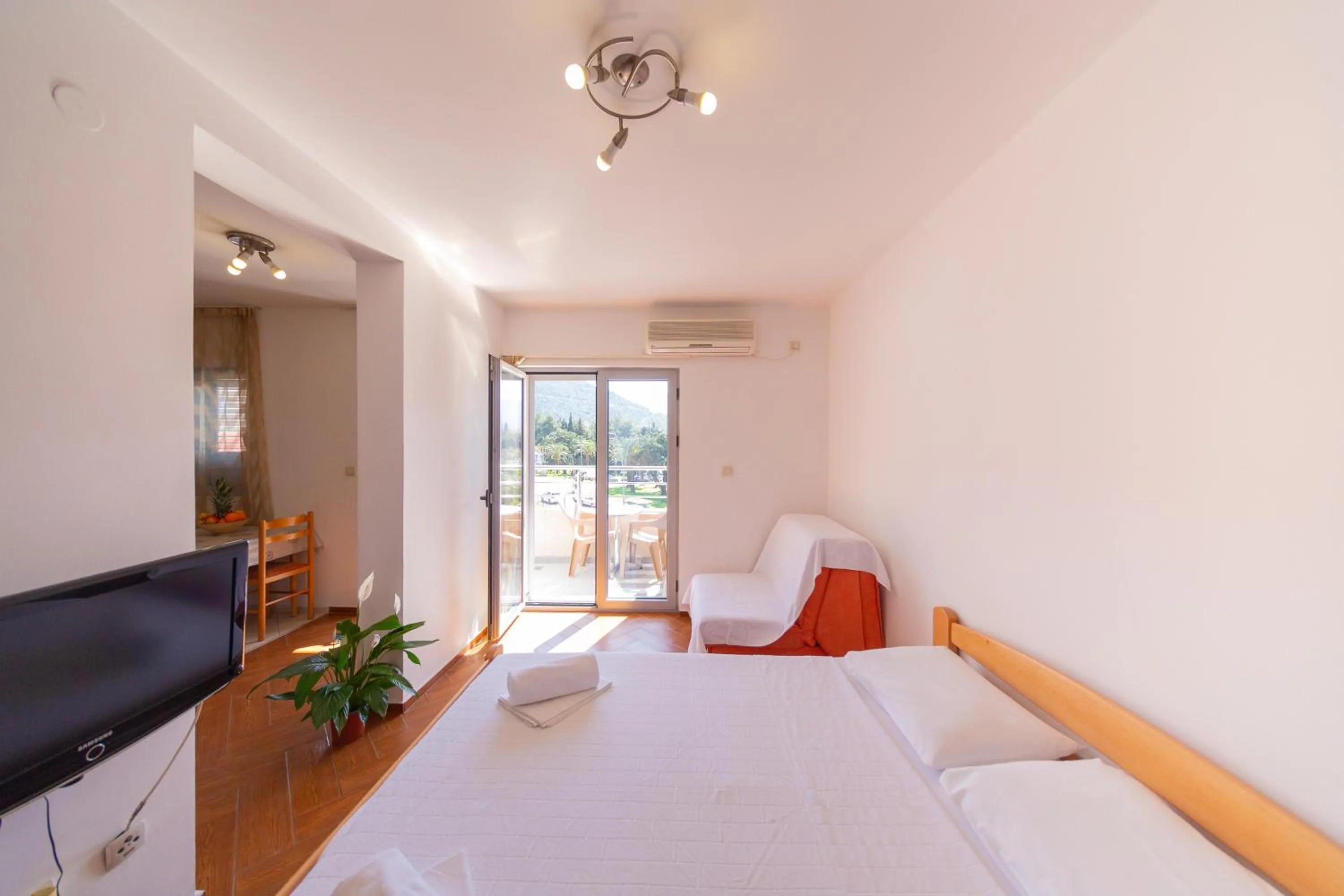 Balcony/Terrace, Bed in SMS Apartments