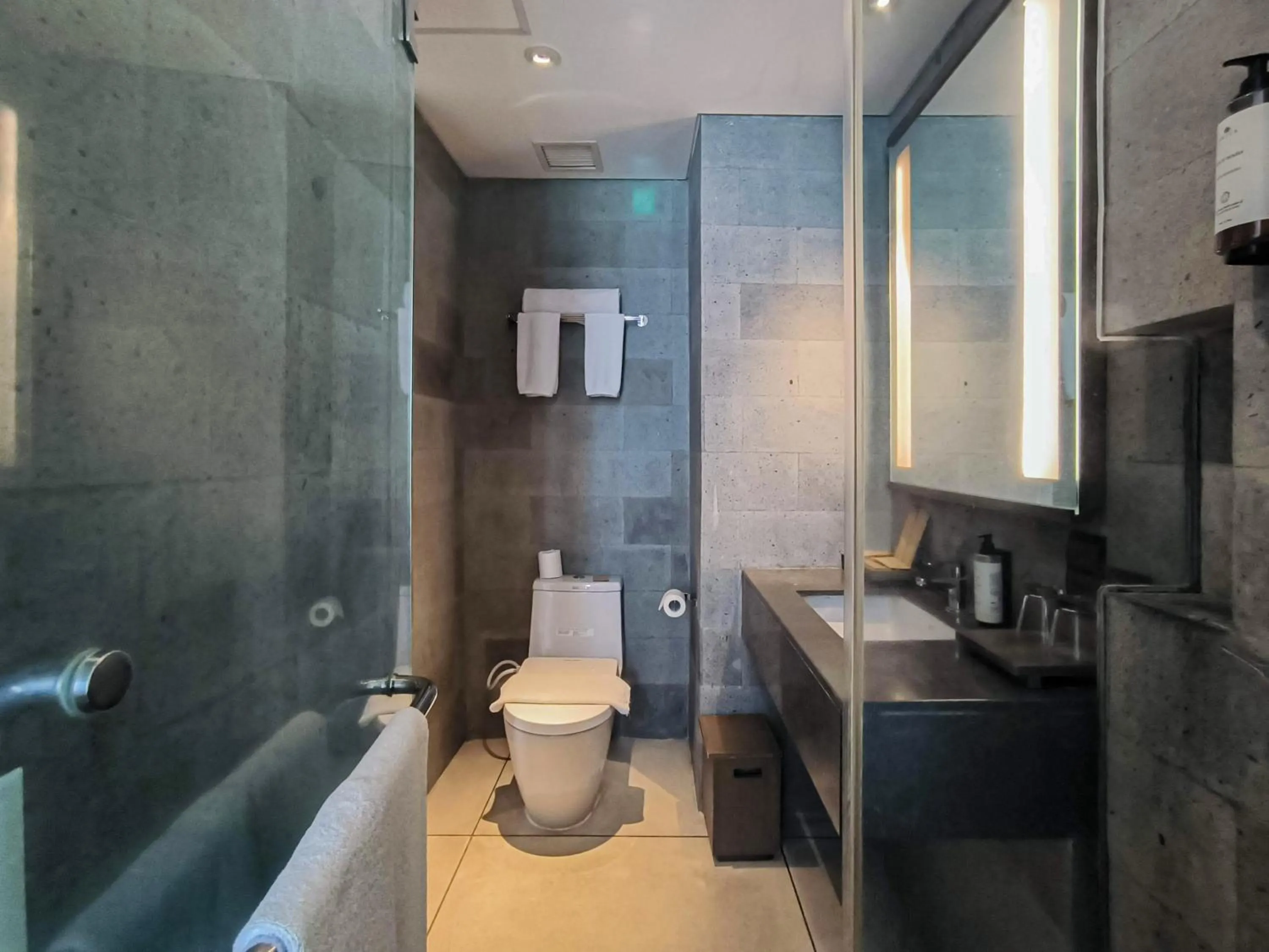 Toilet in Wyndham Tamansari Jivva Resort Bali