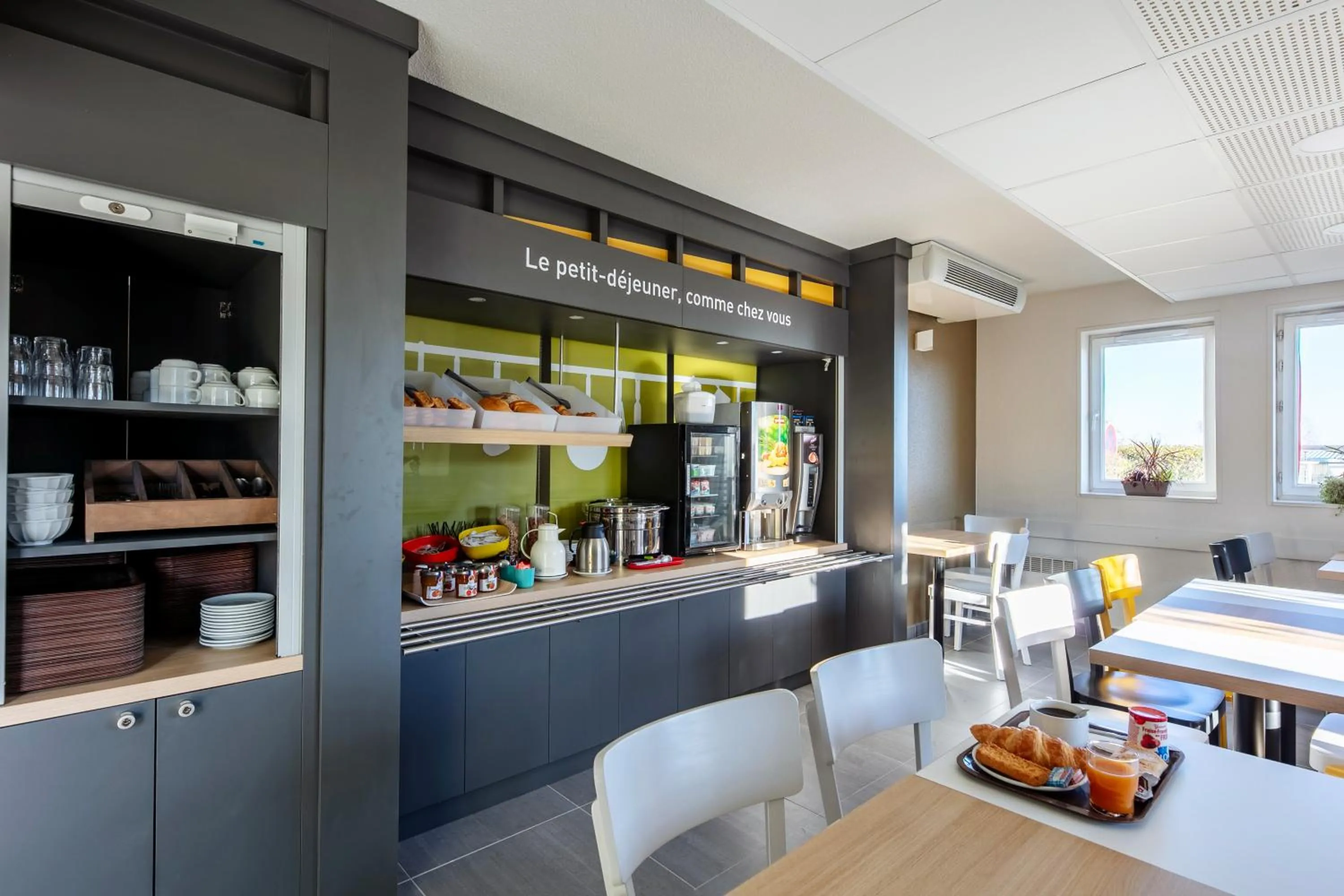 Buffet breakfast in B&B HOTEL Poitiers 1 Futuroscope