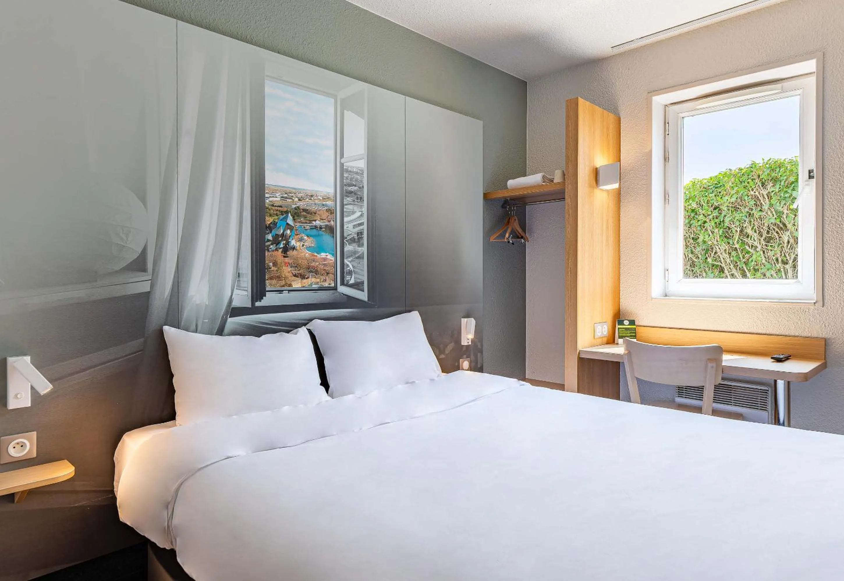 Bedroom, Bed in B&B HOTEL Poitiers 1 Futuroscope