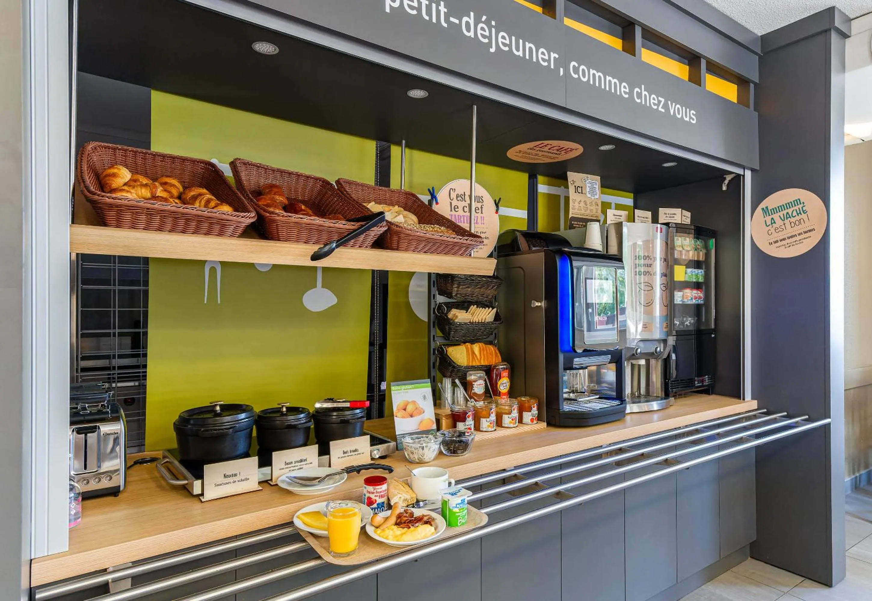 Buffet breakfast in B&B HOTEL Poitiers 1 Futuroscope