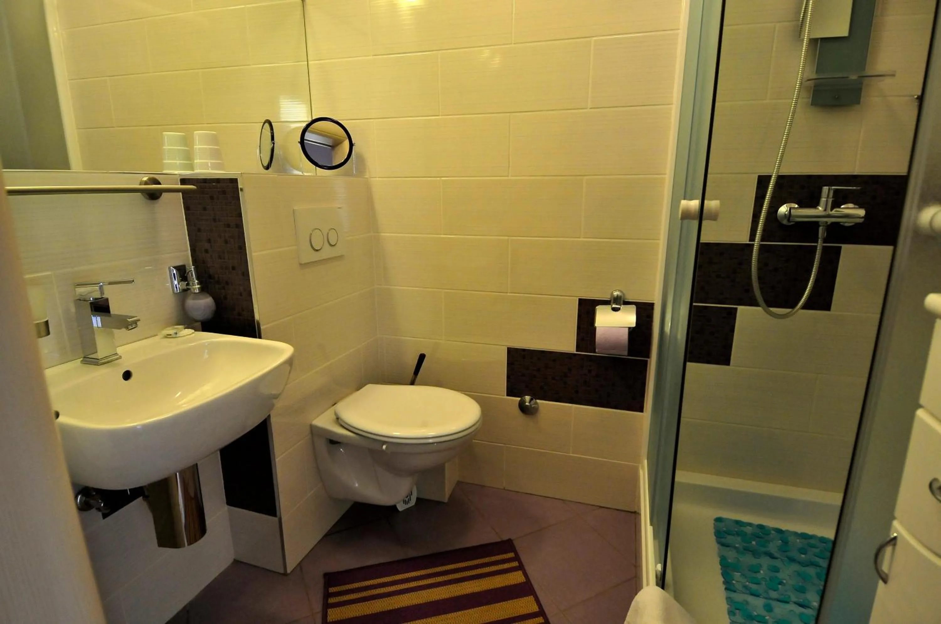 Bathroom in Hotel Haus Am Meer Cavtat