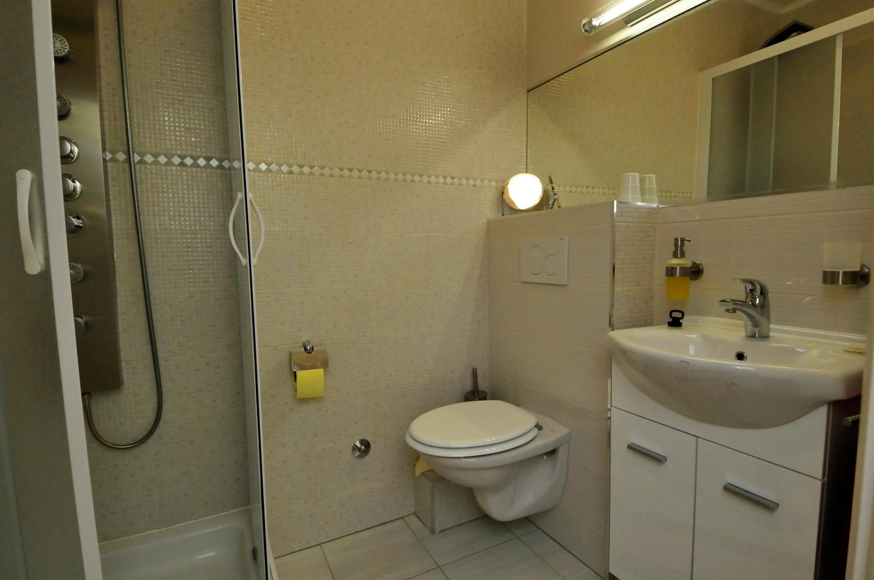 Bathroom in Hotel Haus Am Meer Cavtat