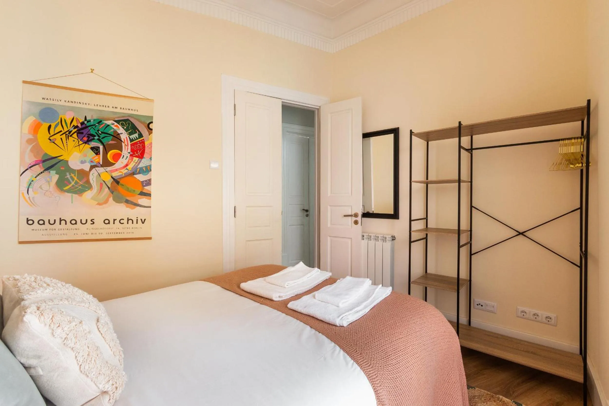 Bed in Bright City Center, 10m from subway, 6 rooms, up to 20 PPL
