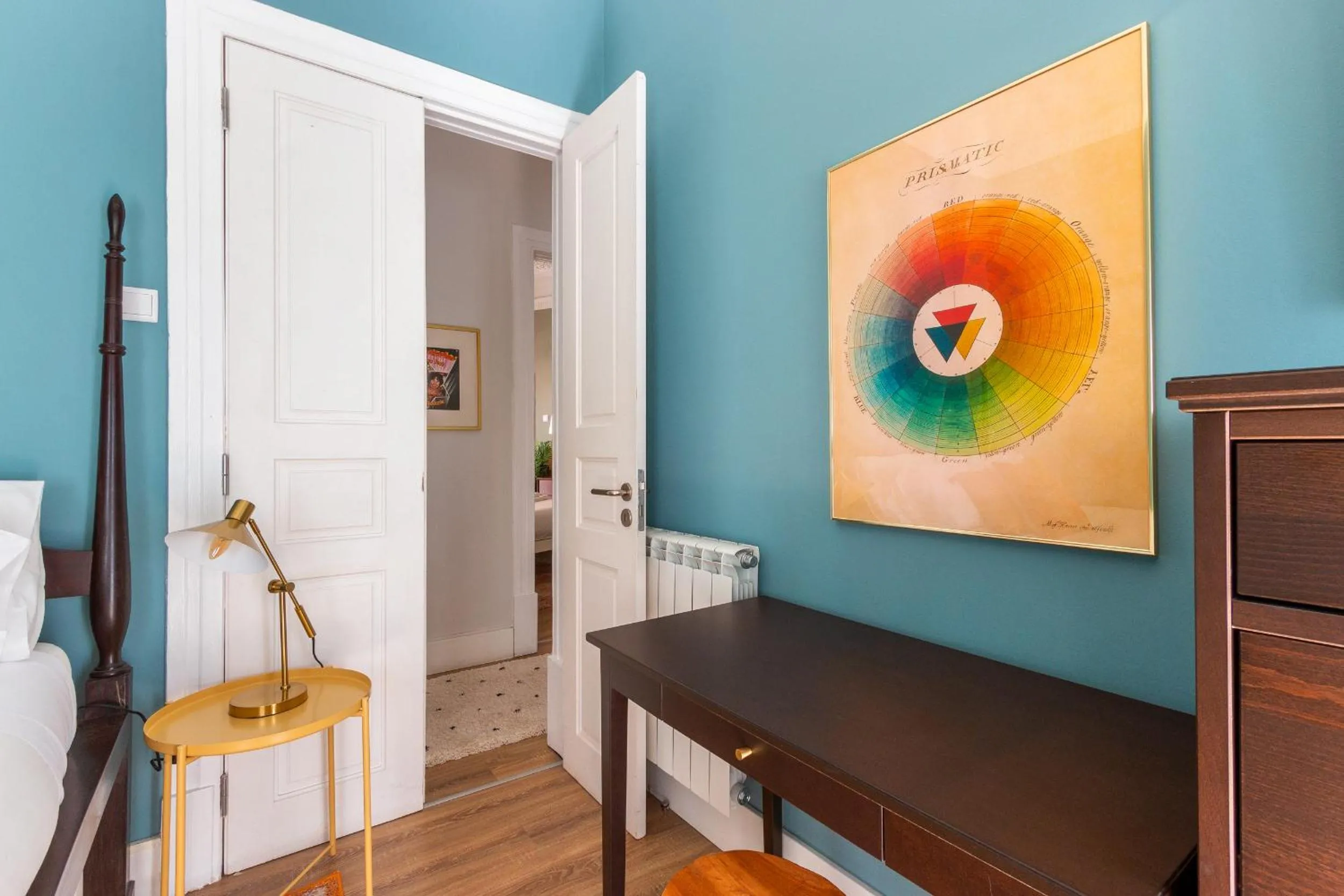 Bed in Bright City Center, 10m from subway, 6 rooms, up to 20 PPL